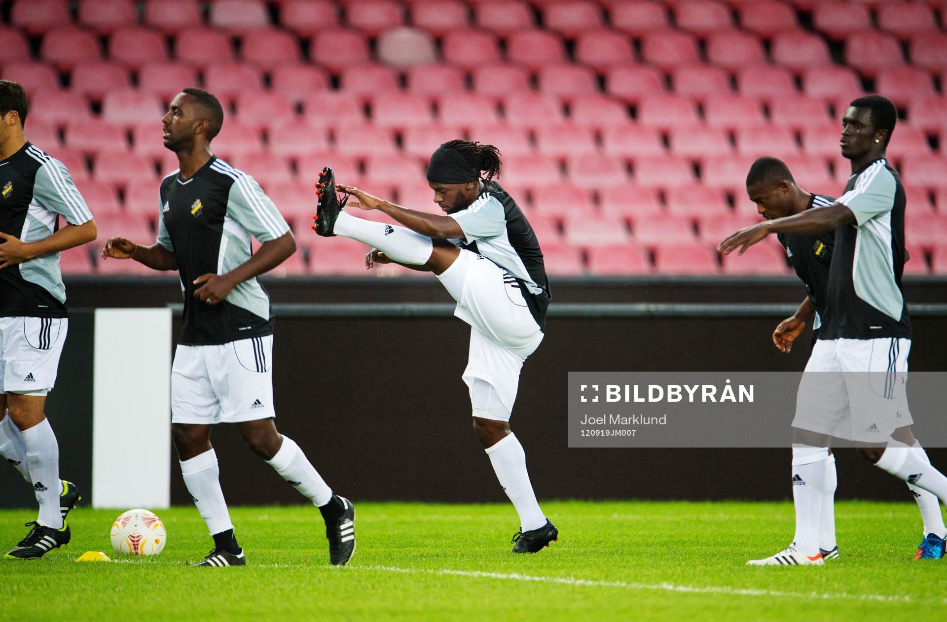 Martin Kayongo-Mutumba värmer upp