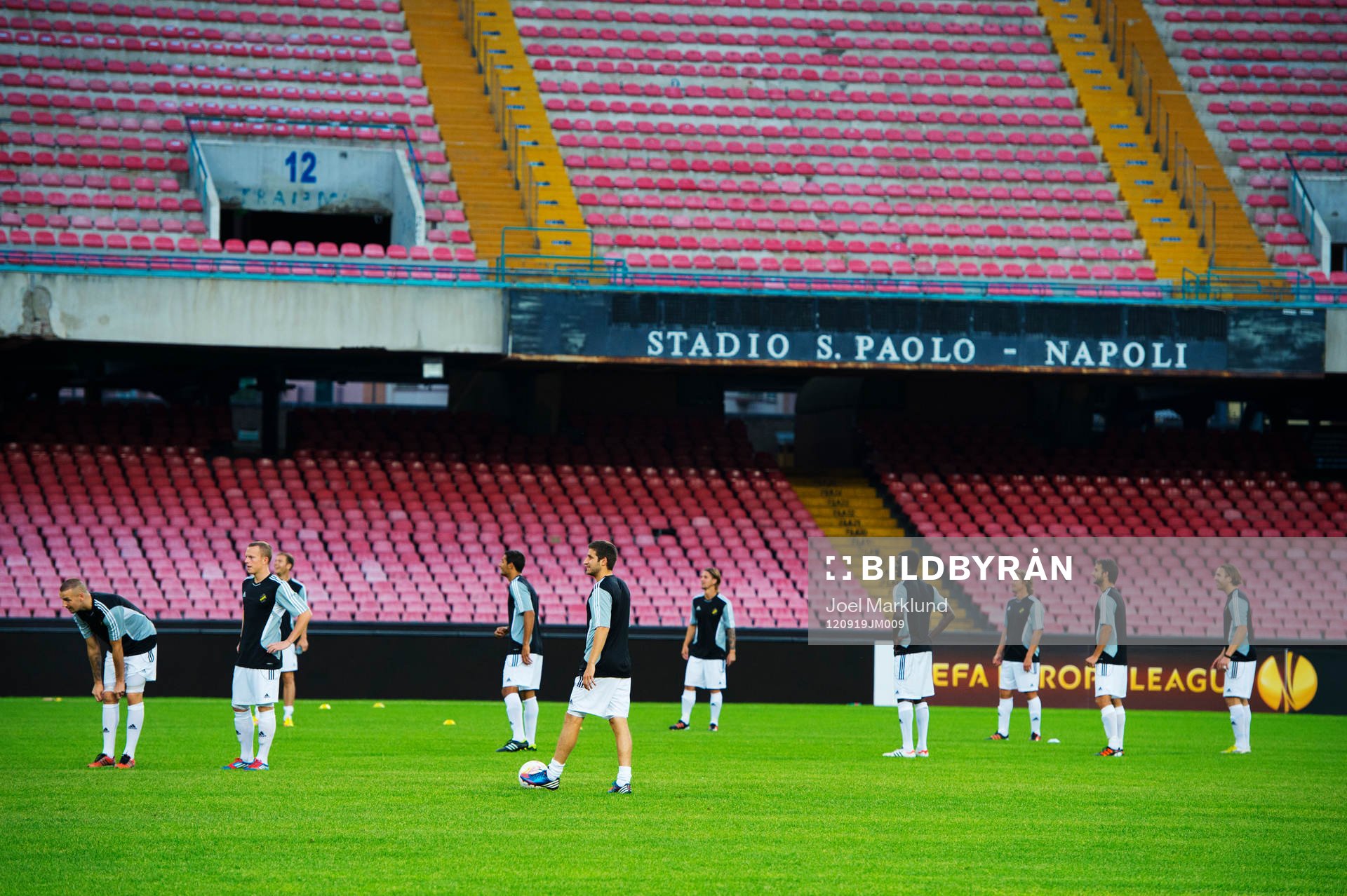 AIK-spelarna värmer upp på Stadio San Paolo
