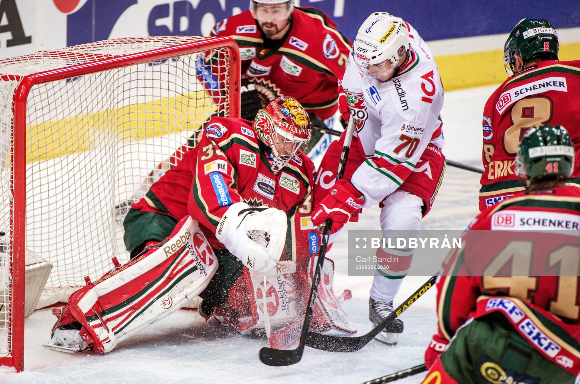 Mario Kempe, Modo, försöker trycka in pucken bakom Julius