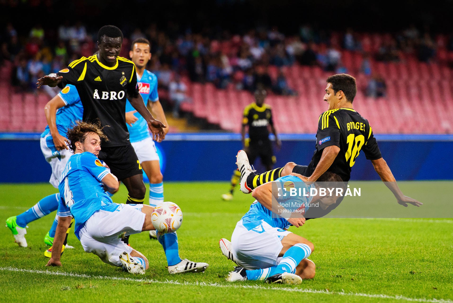 Celso Borges, AIK, oroar i Napolis försvar