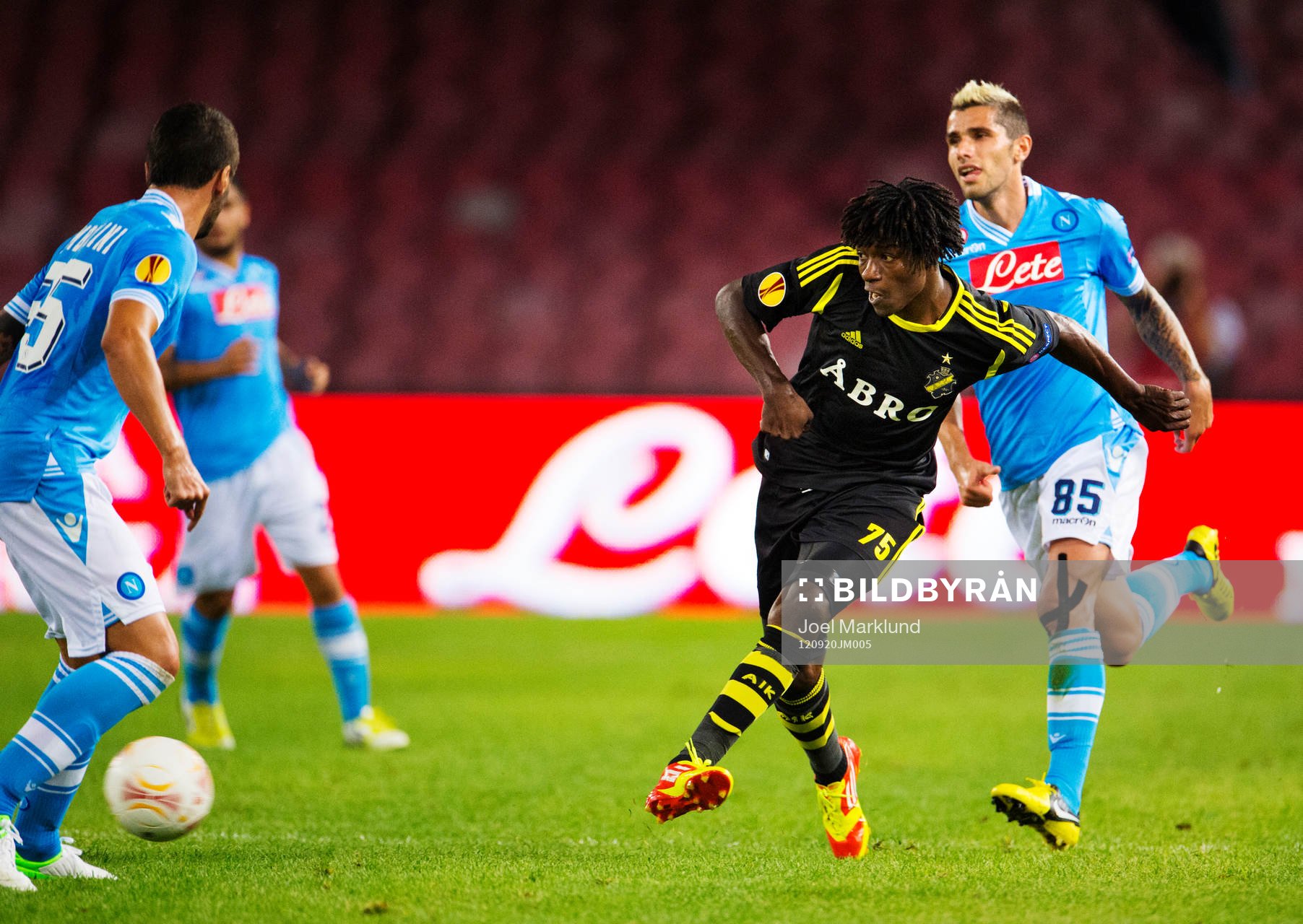 Mohamed Bangura, AIK, passar bollen