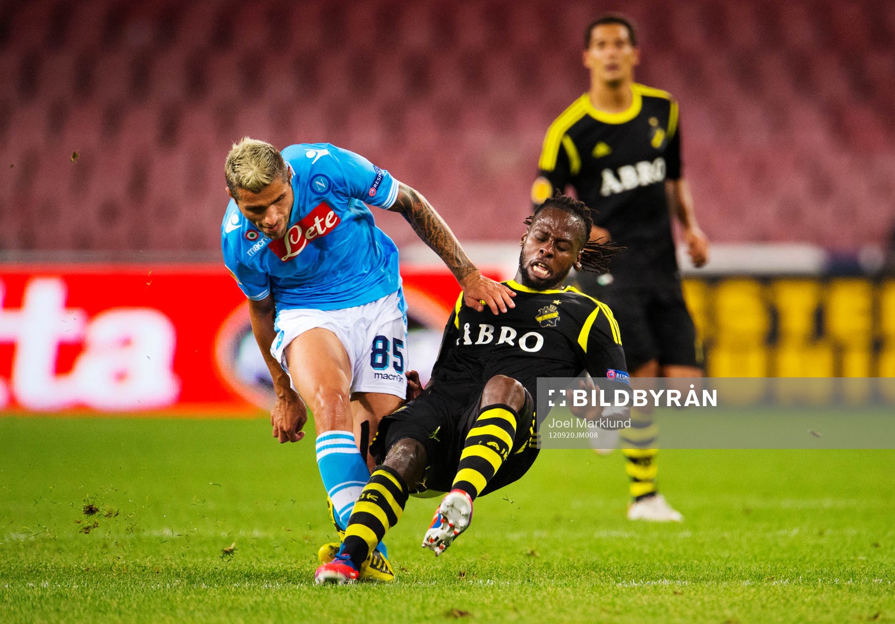 Valon Behrami, Napoli, stoppar Martin Kayongo Mutumba, AIK