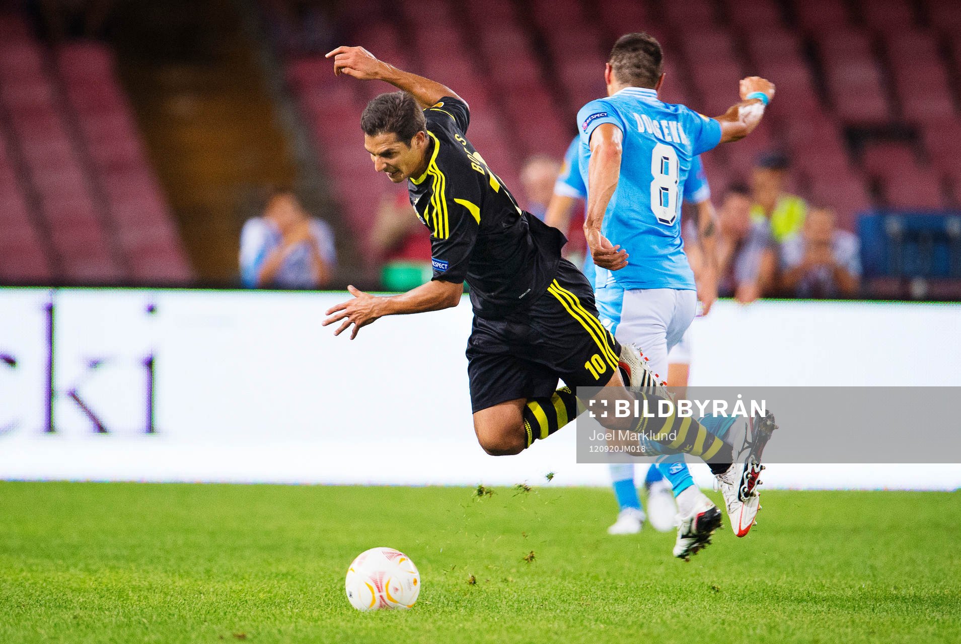 Celso Borges, AIK, faller i en närkamp med Andrea Dossena,