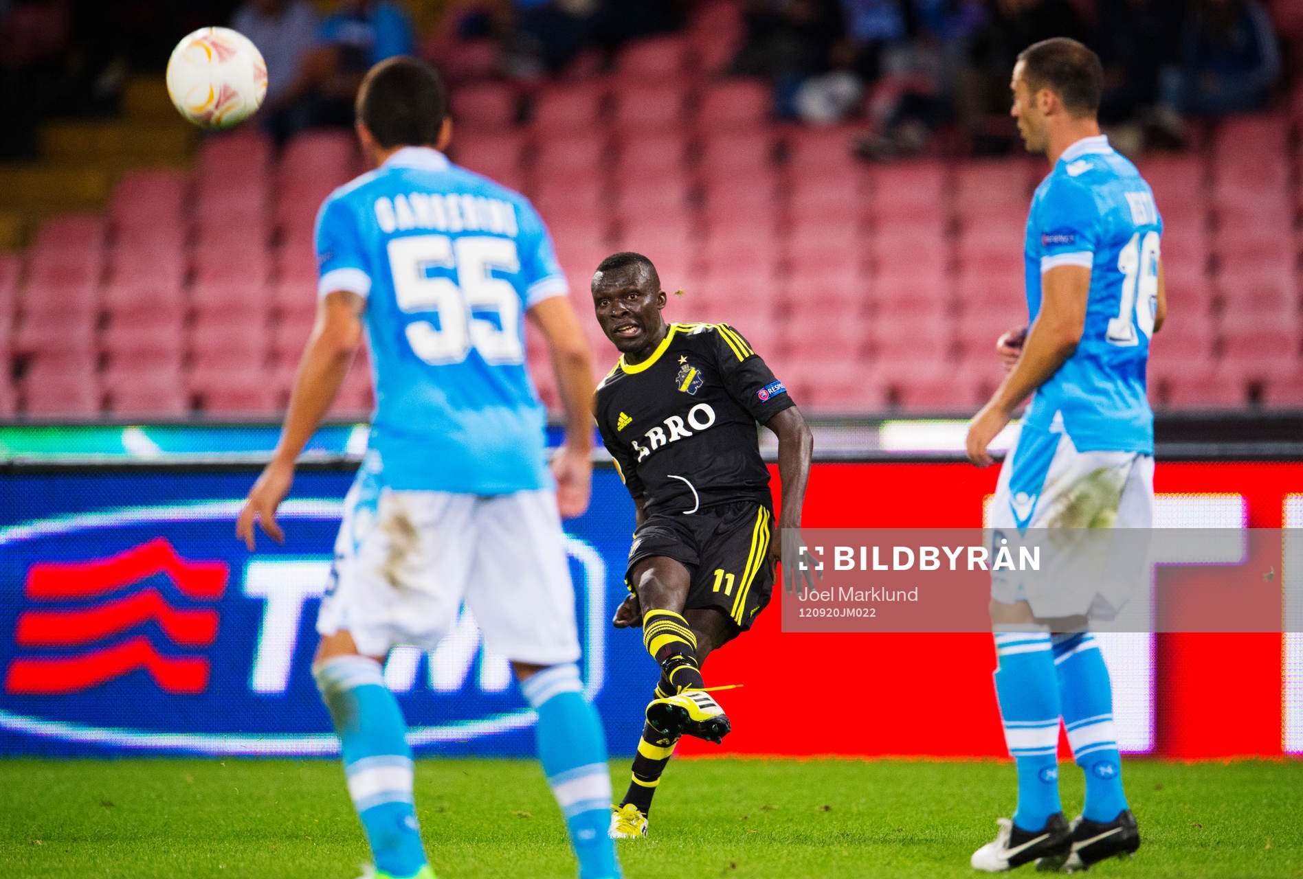 Lalawele Atakora, AIK, slår ett inlägg