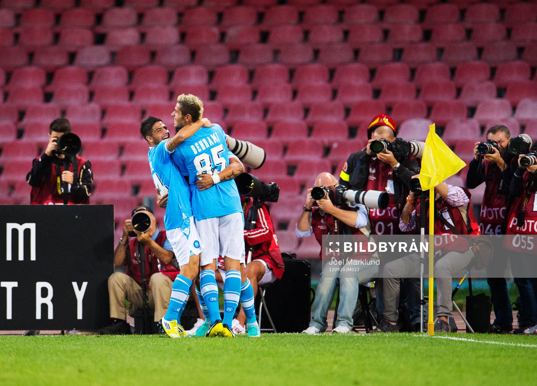 Fotboll, Europa League, Napoli - AIK: Lorenzo Insigne och Valon Behrami, Napoli, jublar framför fotografer efter 1-0-målet.