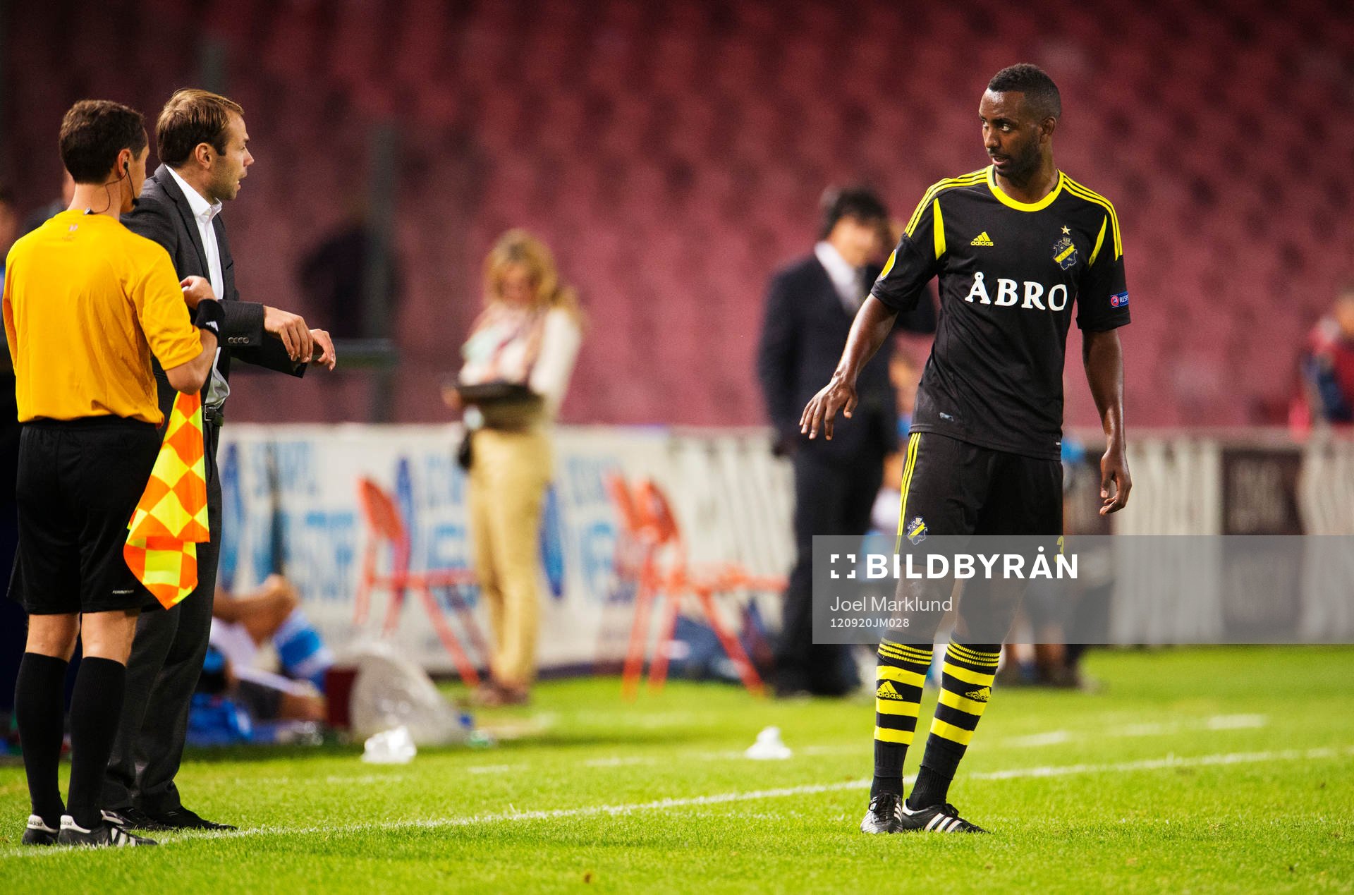 Andreas Alm, tränare AIK, pratar med Henok Goitom
