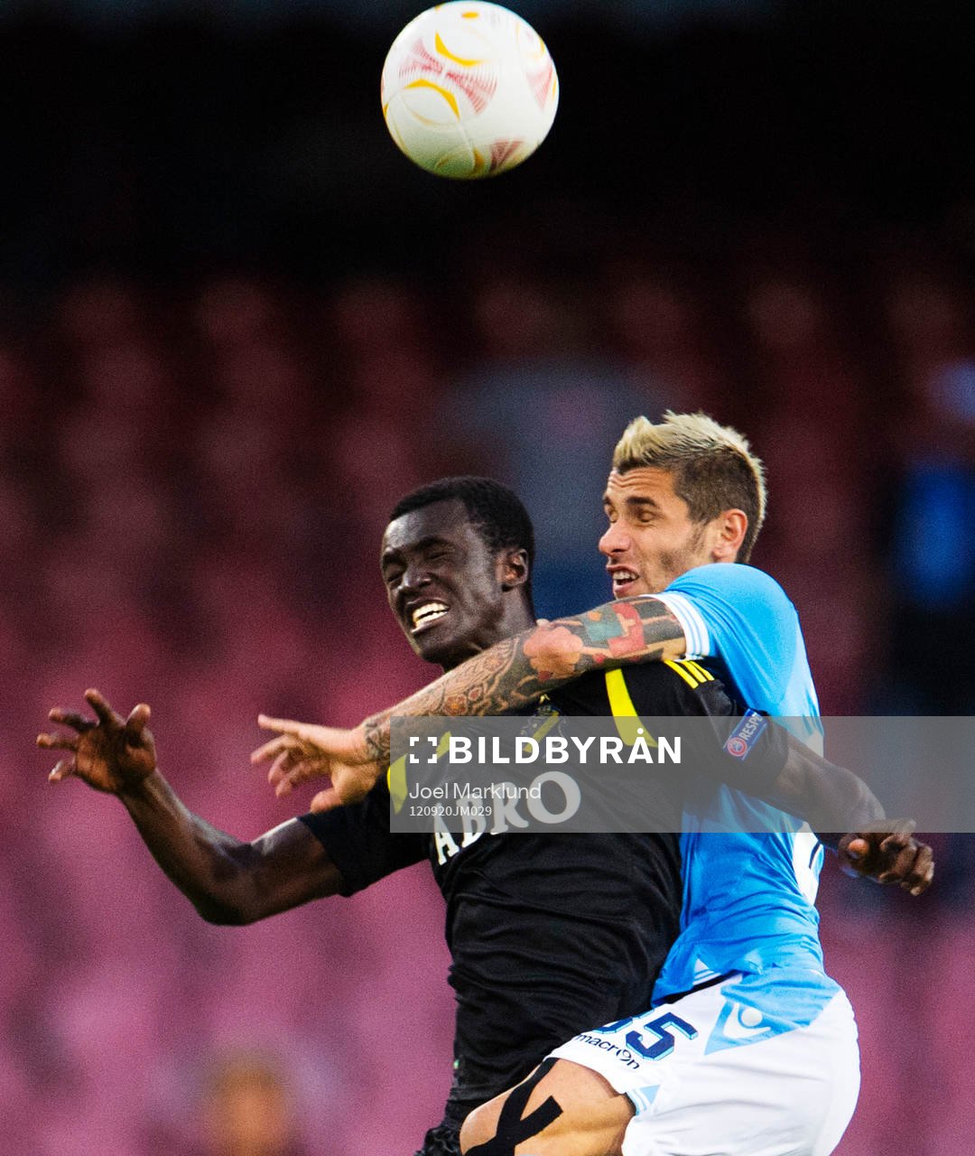 Kwame Karikari, AIK, i en luftduell med Valon Behrami,