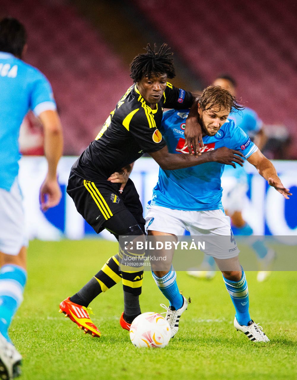 Fotboll, Europa League, Napoli - AIK: Mohamed Bangura, AIK, kämpar mot Marco Donadel, Napoli.