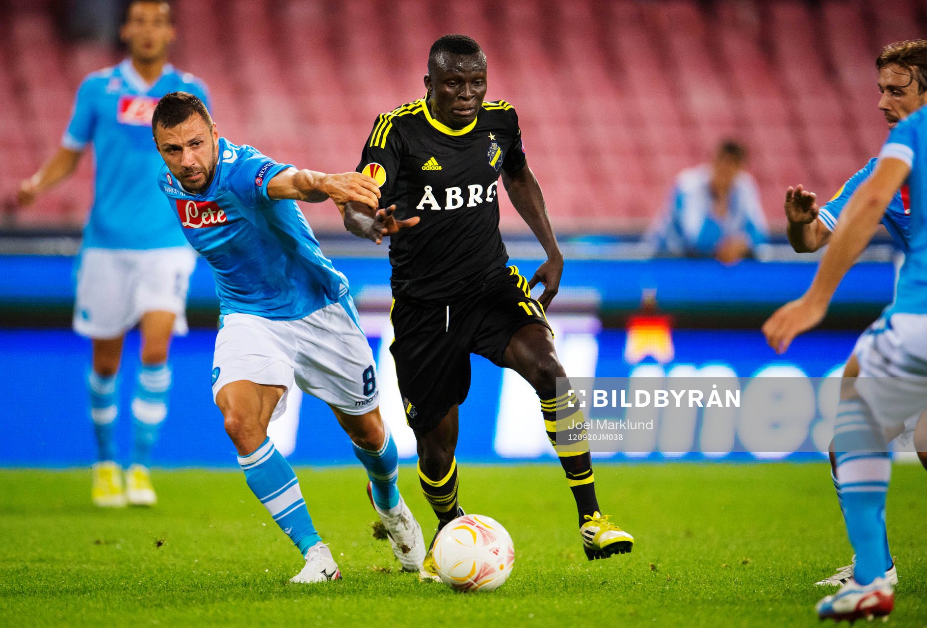 Andrea Dossena, Napoli, håller tag i Lalawele Atakora, AIK