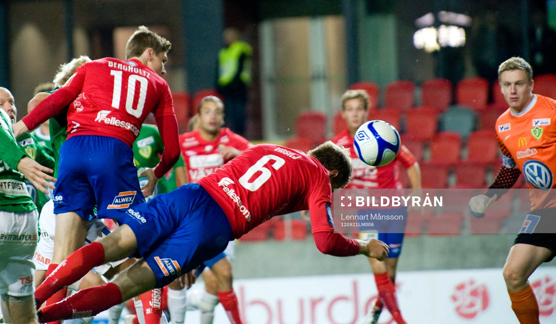 Mario Vasilj, Öster, nickar mot mål