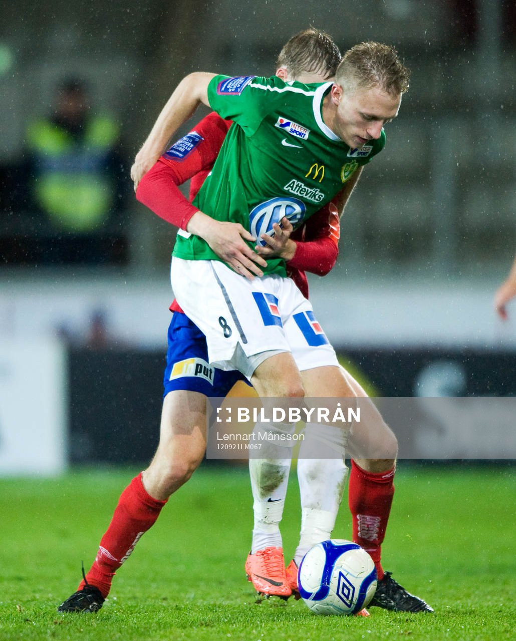 Joakim Karlsson, Jönköping, omfamnas