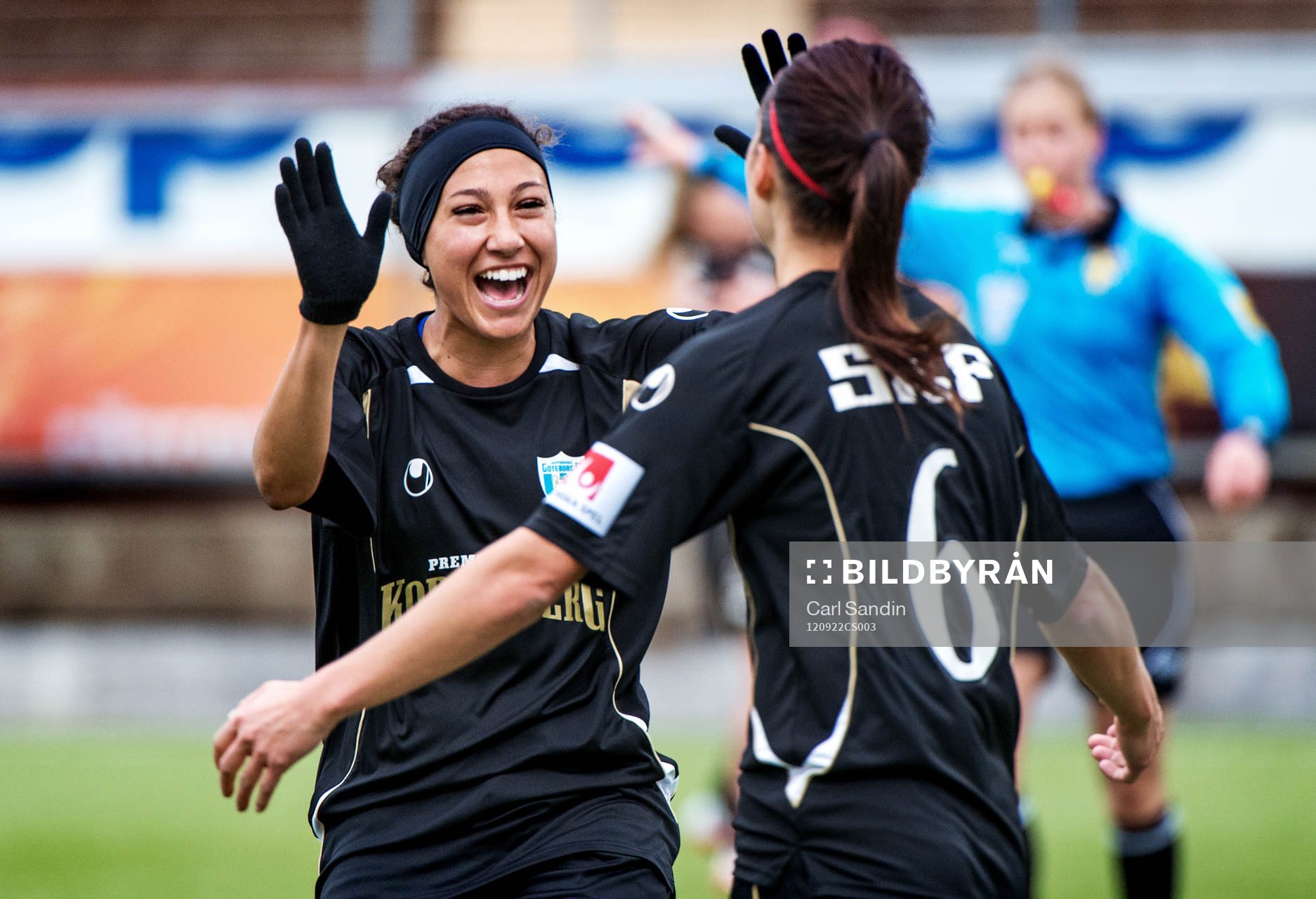 Fotboll, Dam, Damallsvenskan, Kopparbergs Göteborg - Kristianstad: Christen Press, Göteborg, gratulerar Anna Ahlstrand efter hennes 1-0-mål.