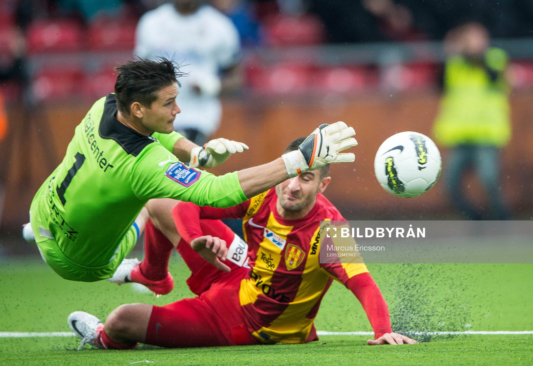 Jonas Sandqvist, målvakt Örebro räddar bollen