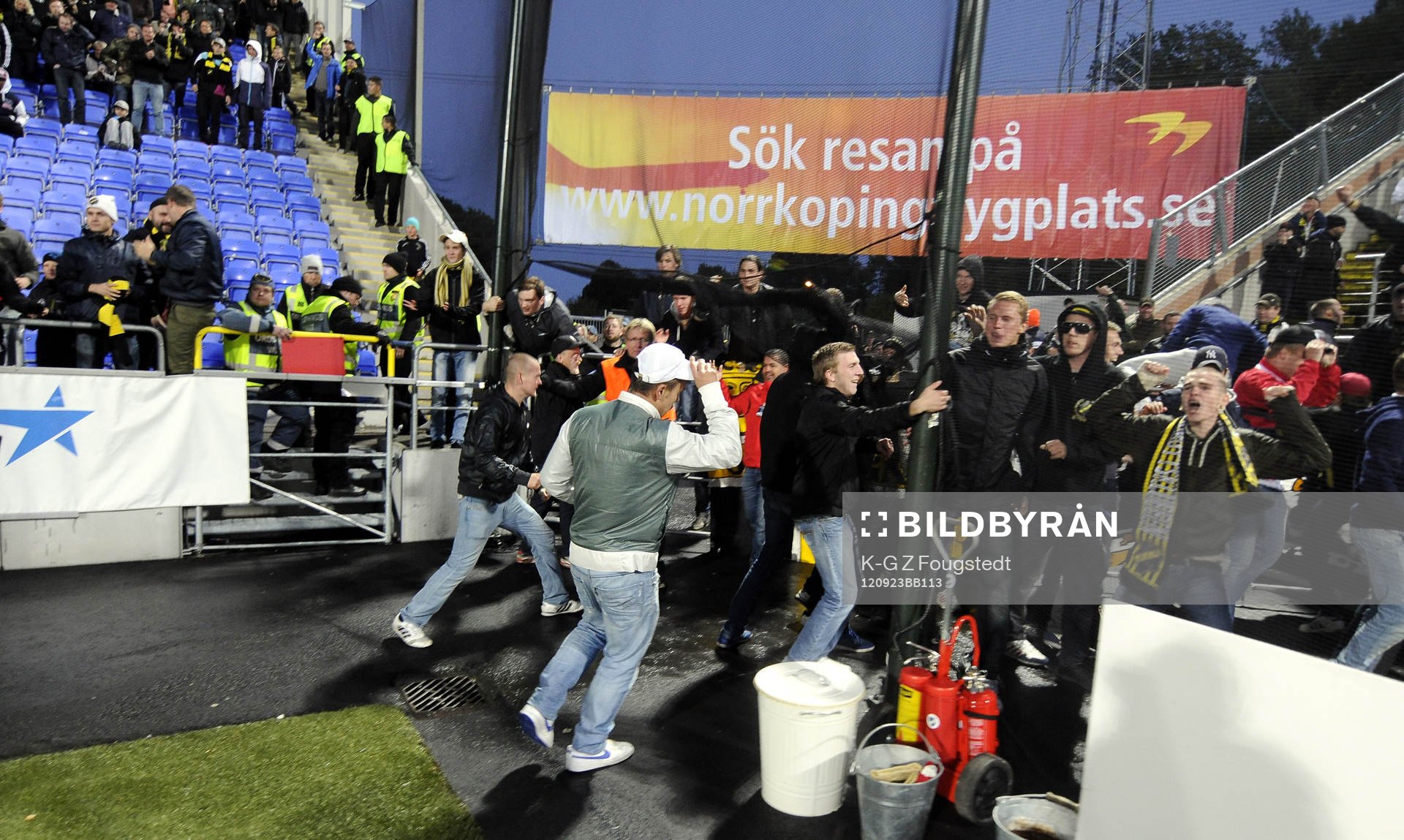 AIK supporters in på planen