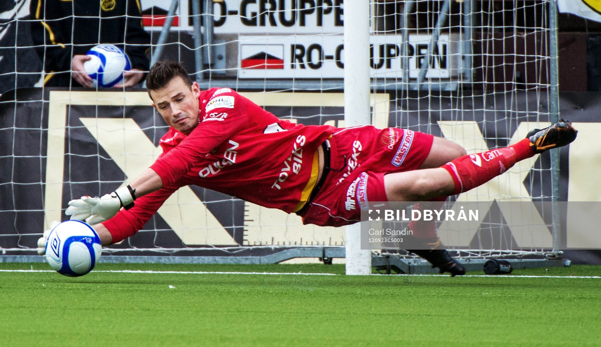 Kevin Stuhr Ellegaard, målvakt, Elfsborg, kastar sig