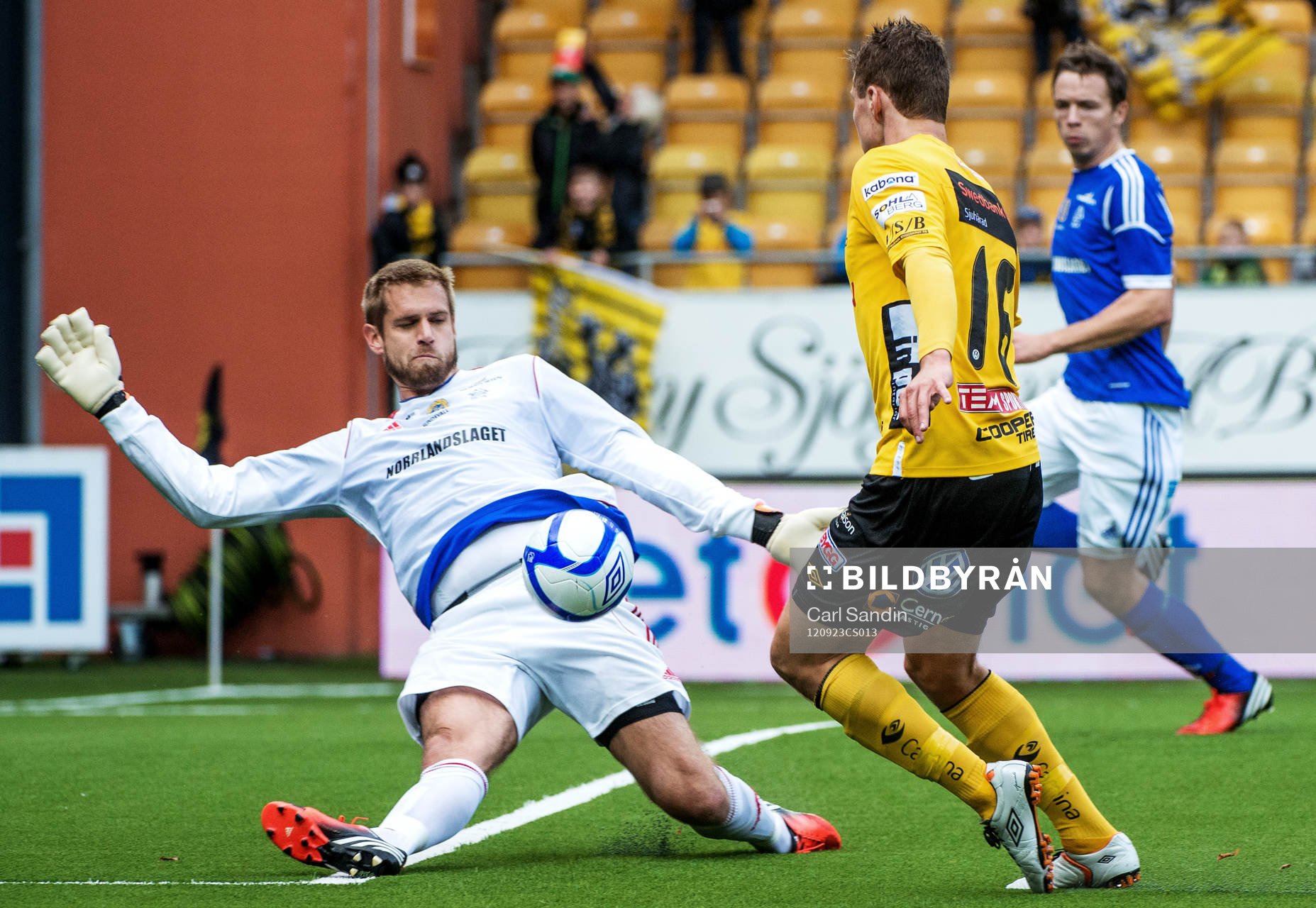 Oscar Berglund, målvakt, GIF Sundsvall, räddar ett skott