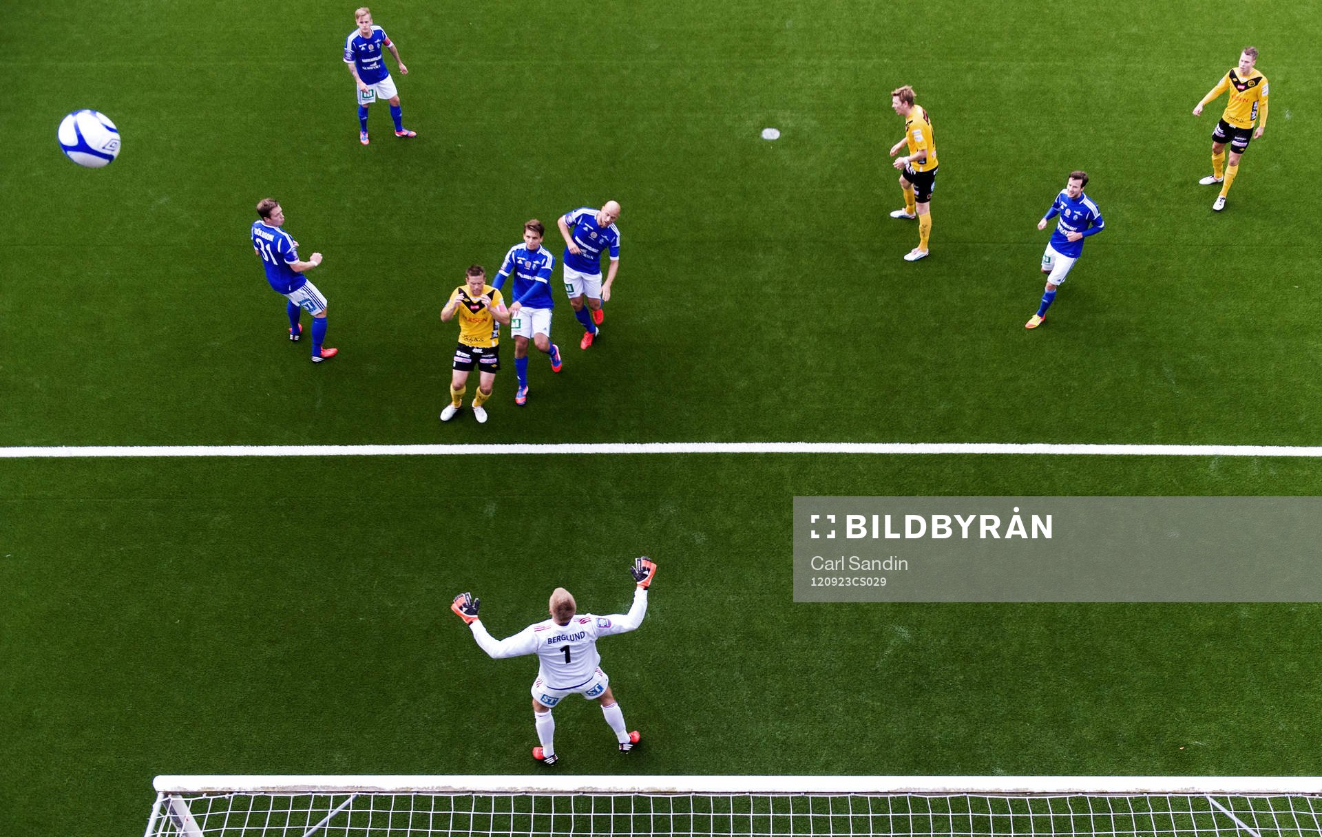 Anders Svensson, Elfsborg, lägger ett skott på mål som