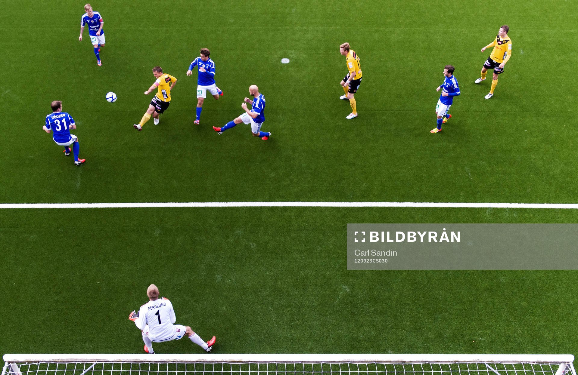 Anders Svensson, Elfsborg, lägger ett skott på mål som