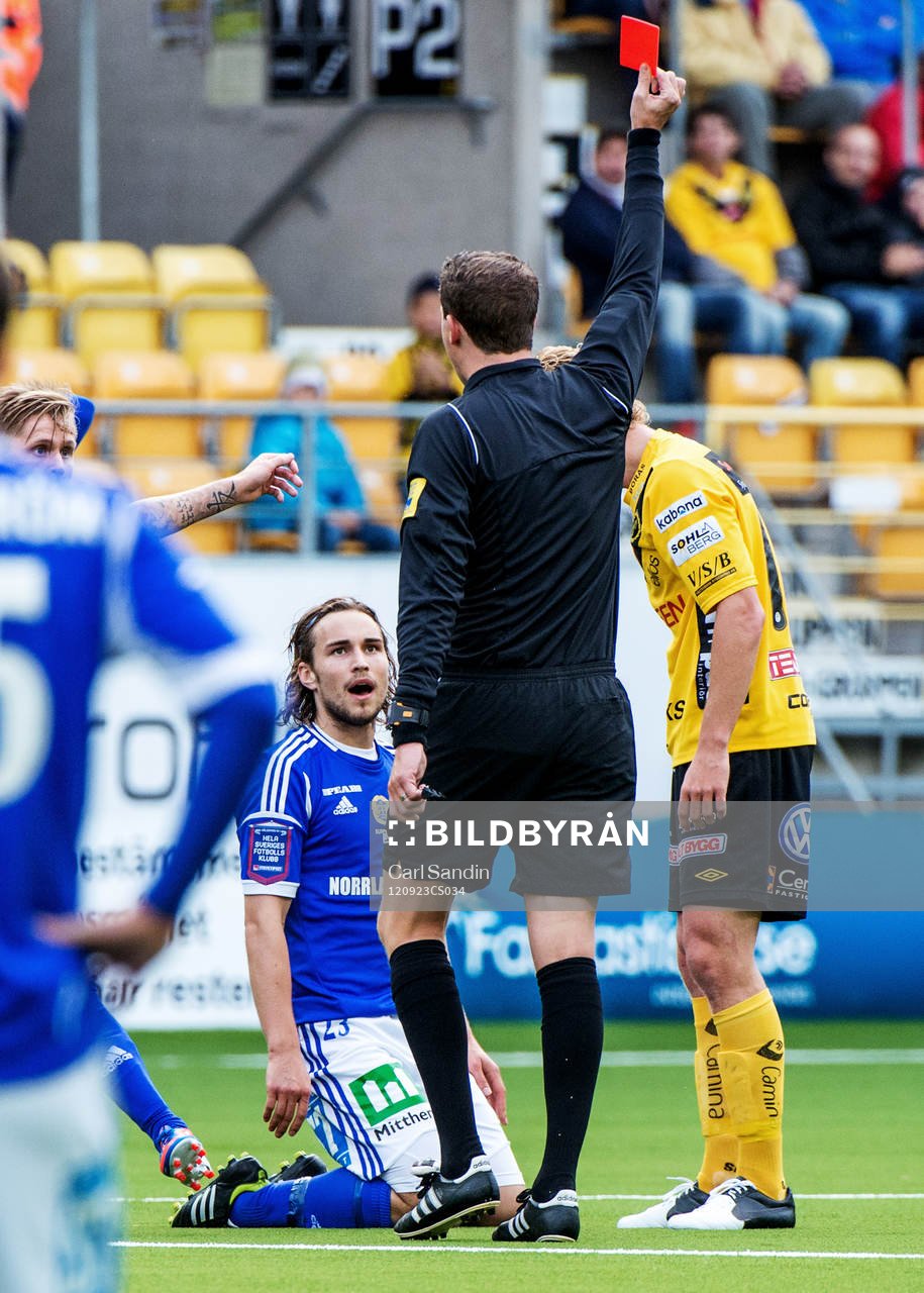 Kevin Walker, GIF Sundsvall, får rött kort av domare