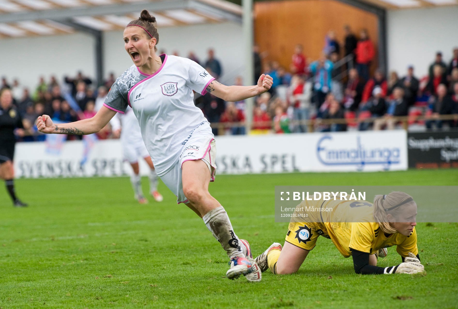 3-2 Anja Mittag, Malmö, Vittsjös målvakt Loes Geurts
