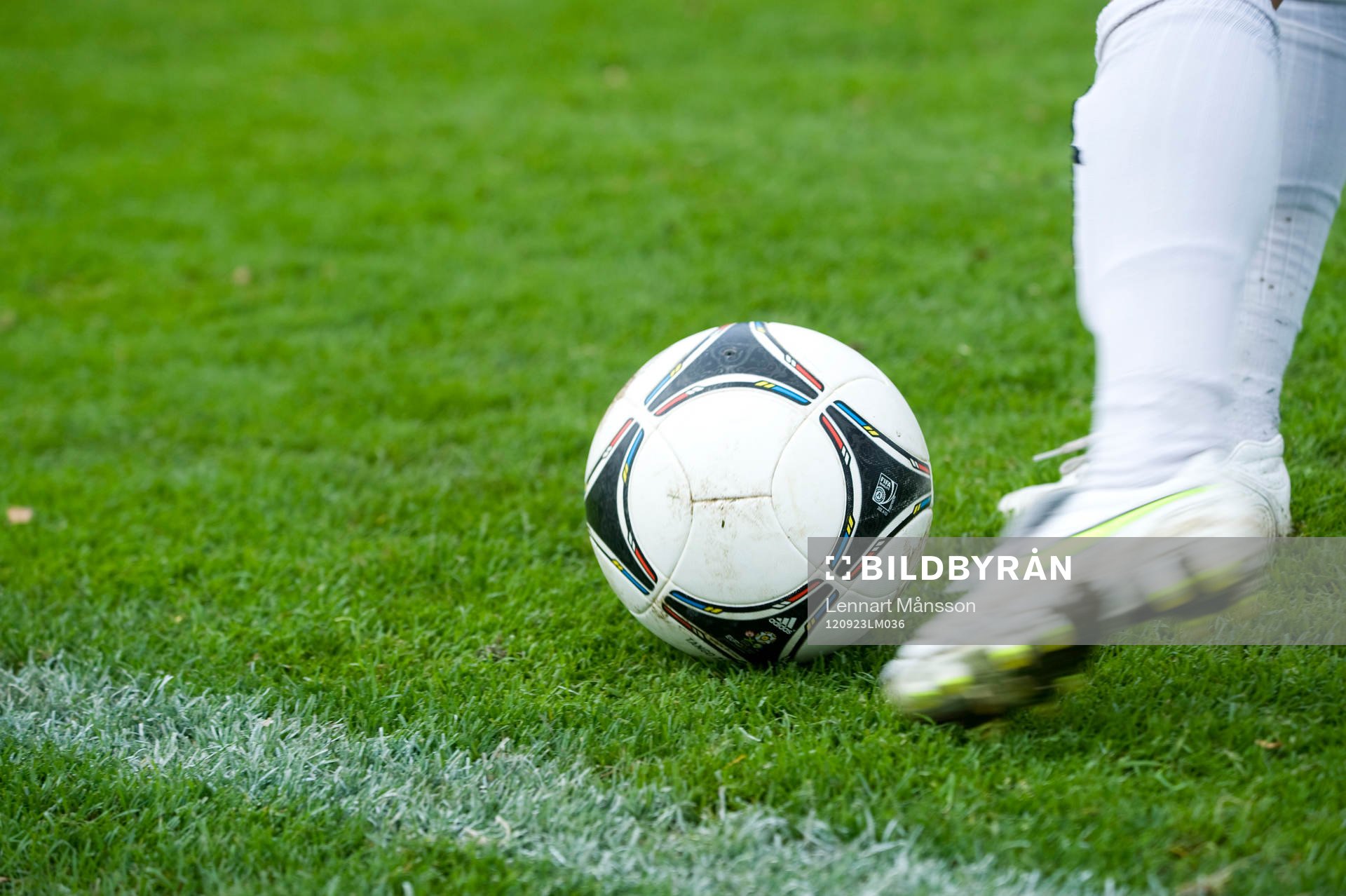 Fot, boll, fotbollskänga, fotbollsstrumpa, sidlinje