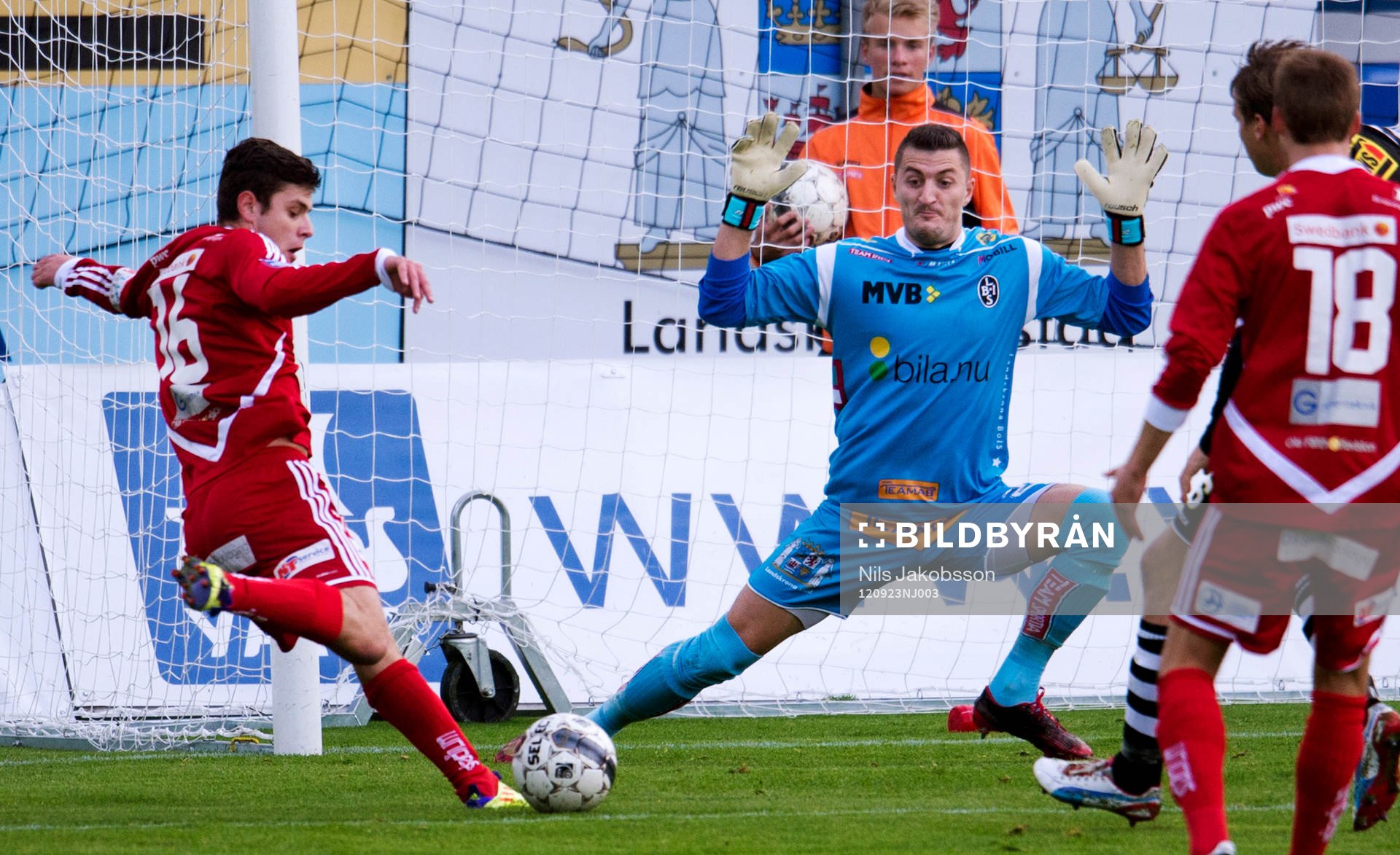 Fotboll, Superettan, Landskrona - Värnamo: Ivo Vazgec, målvakt, släpper in 0-1 från Behar Ferizi, Värnamo.