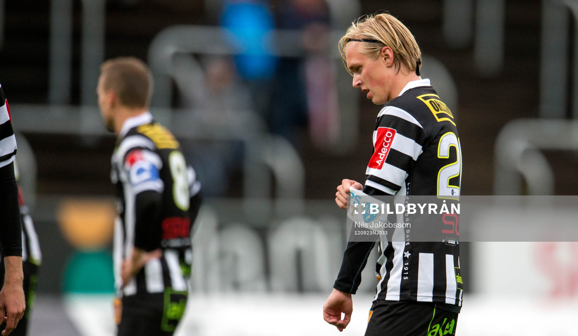 Fotboll, Superettan, Landskrona - Värnamo: Mathias Andersson, Landskrona tar på sig sin bindel från Tipselit.