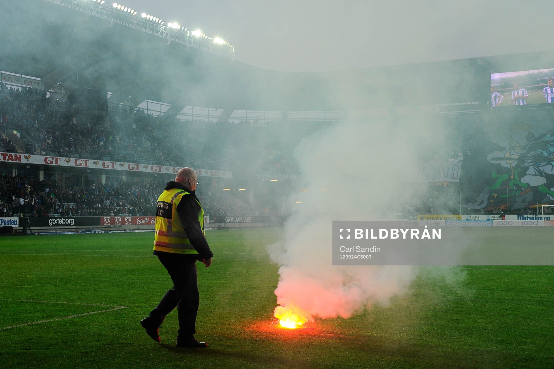 Det tändes bengaler på Gais läktaren så matchen fick