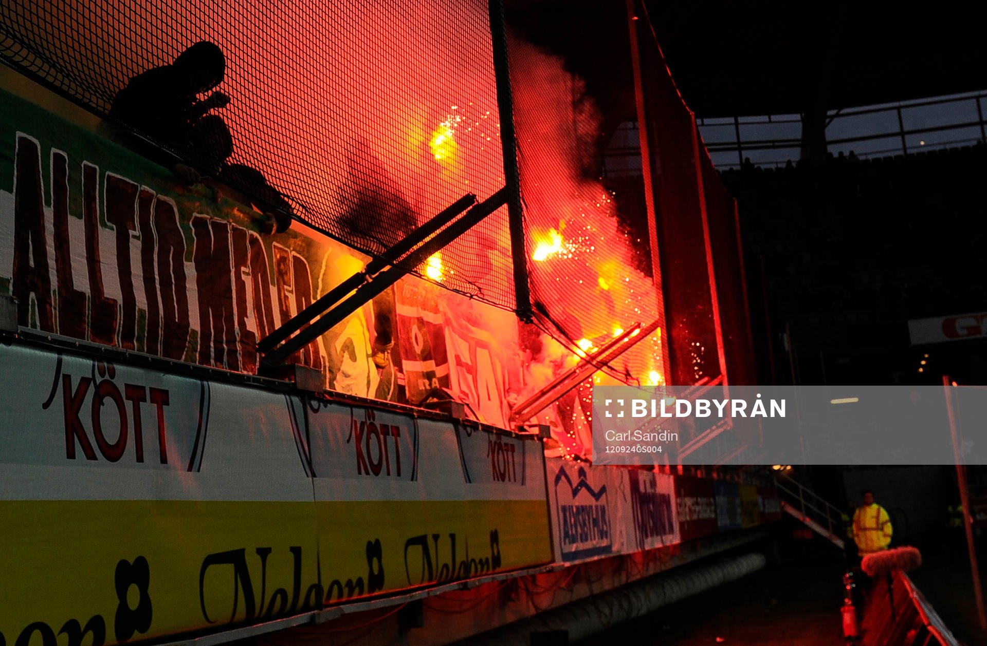 Det tändes bengaler på Gais läktaren så matchen fick