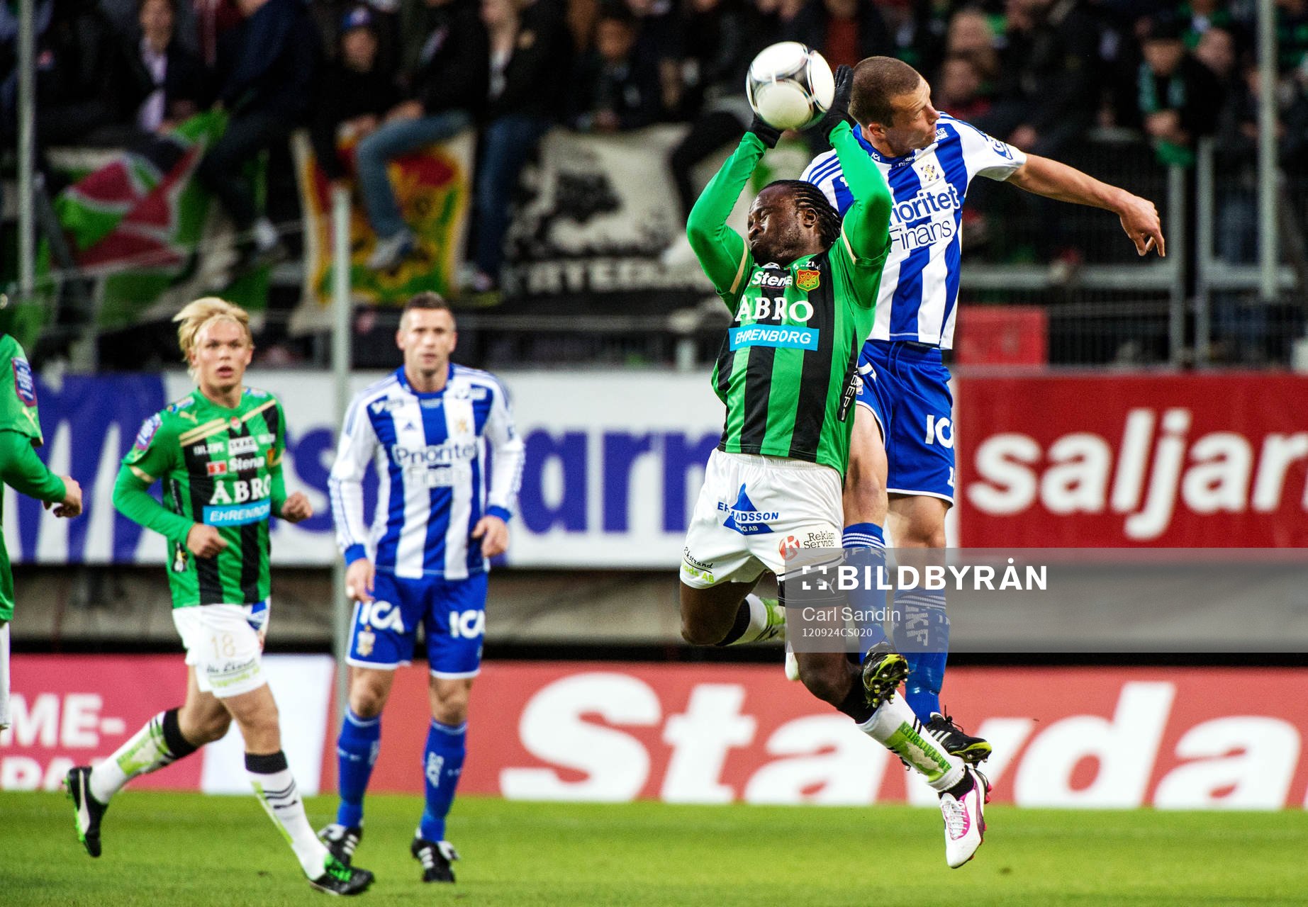 Peter Ijeh, GAIS, får en knuff i ryggen när han går in i