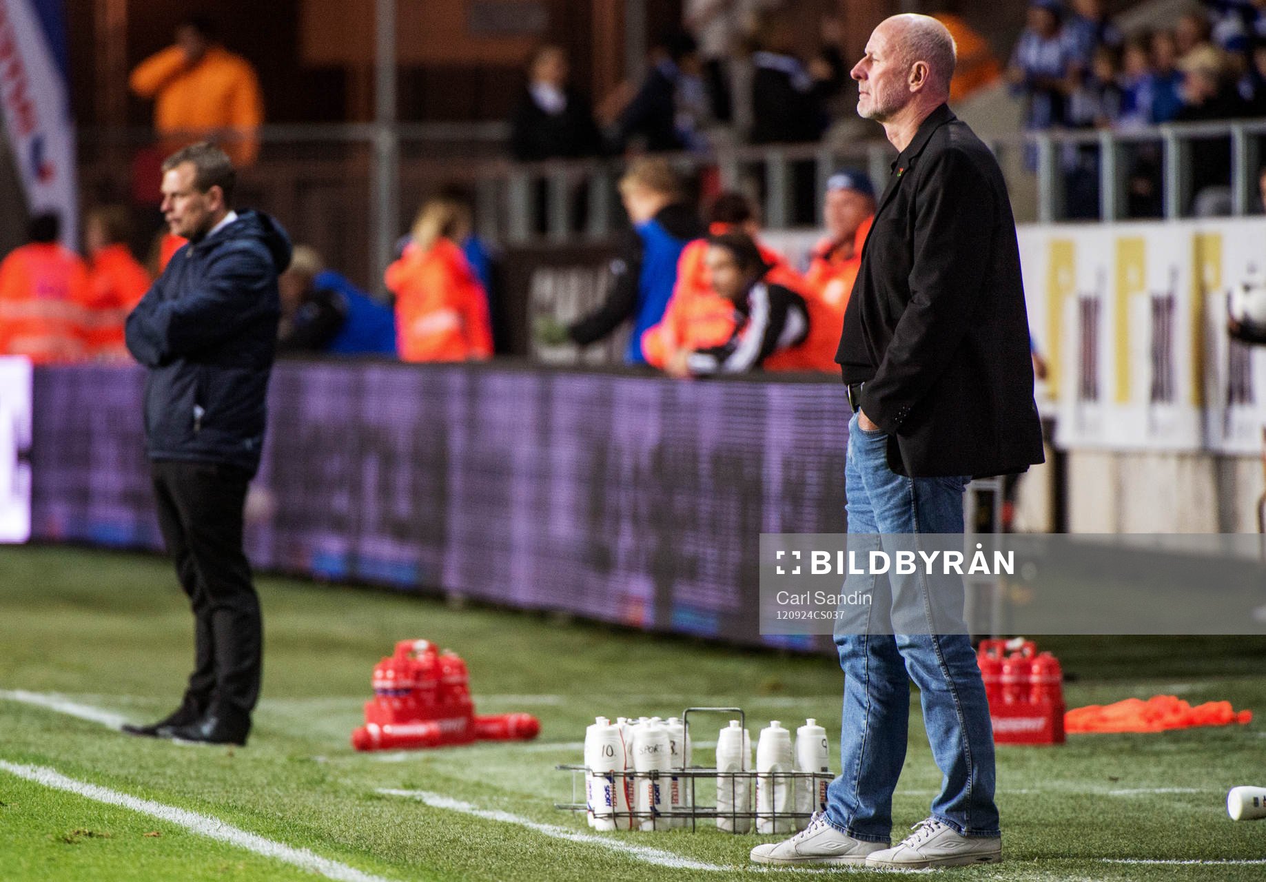 Fotboll, Allsvenskan, IFK Göteborg - GAIS: Jan Mak, tränare GAIS blickar ut över planen. I bakgrunden står också Mikael Stahre, tränare IFK Göteborg.