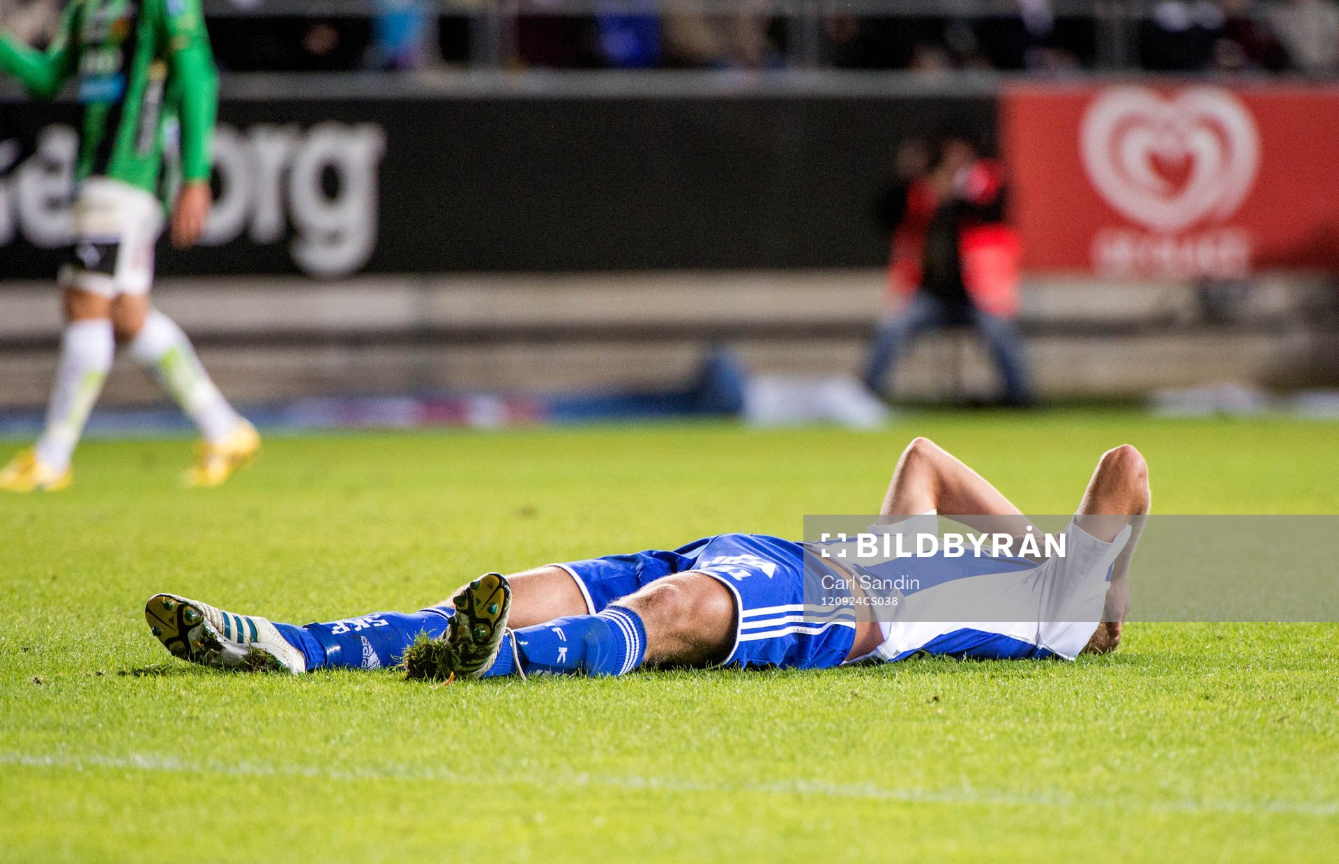 Robin Söder, IFK Göteborg, ligger och deppar på planen