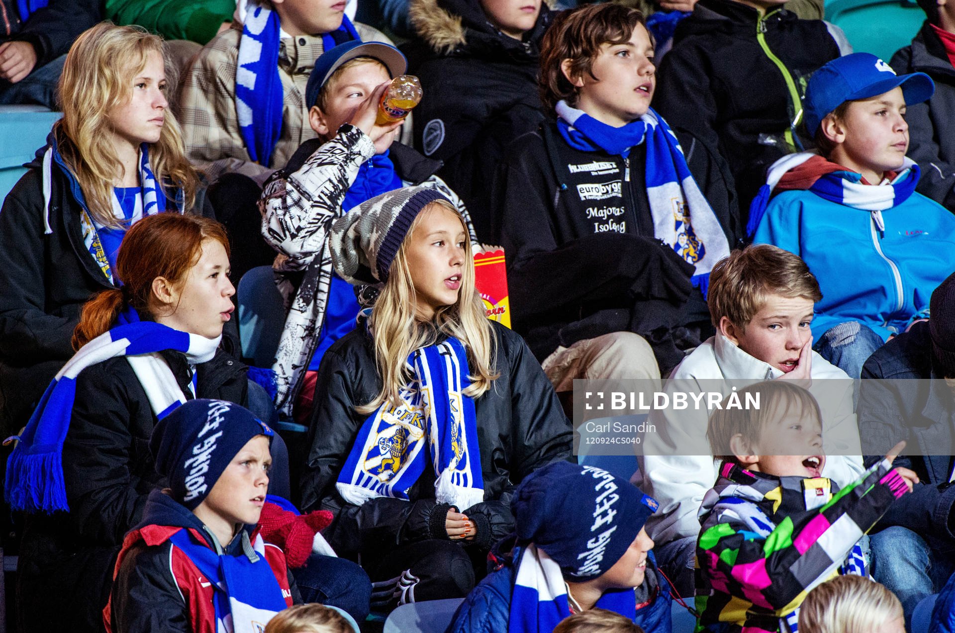 Unga supportrar på läktaren. IFK Göteborg Young Fellows