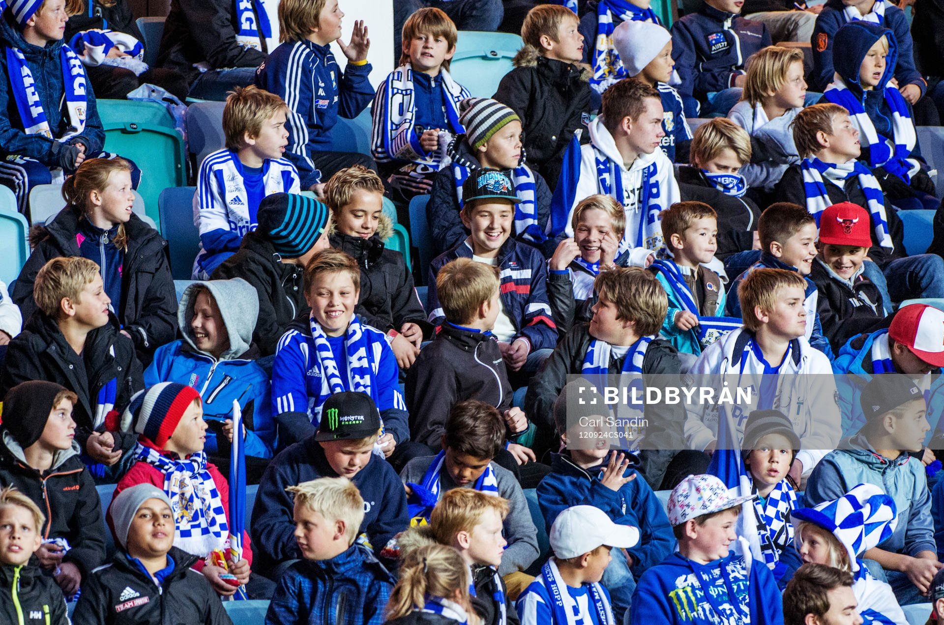 Unga supportrar på läktaren. IFK Göteborg Young Fellows