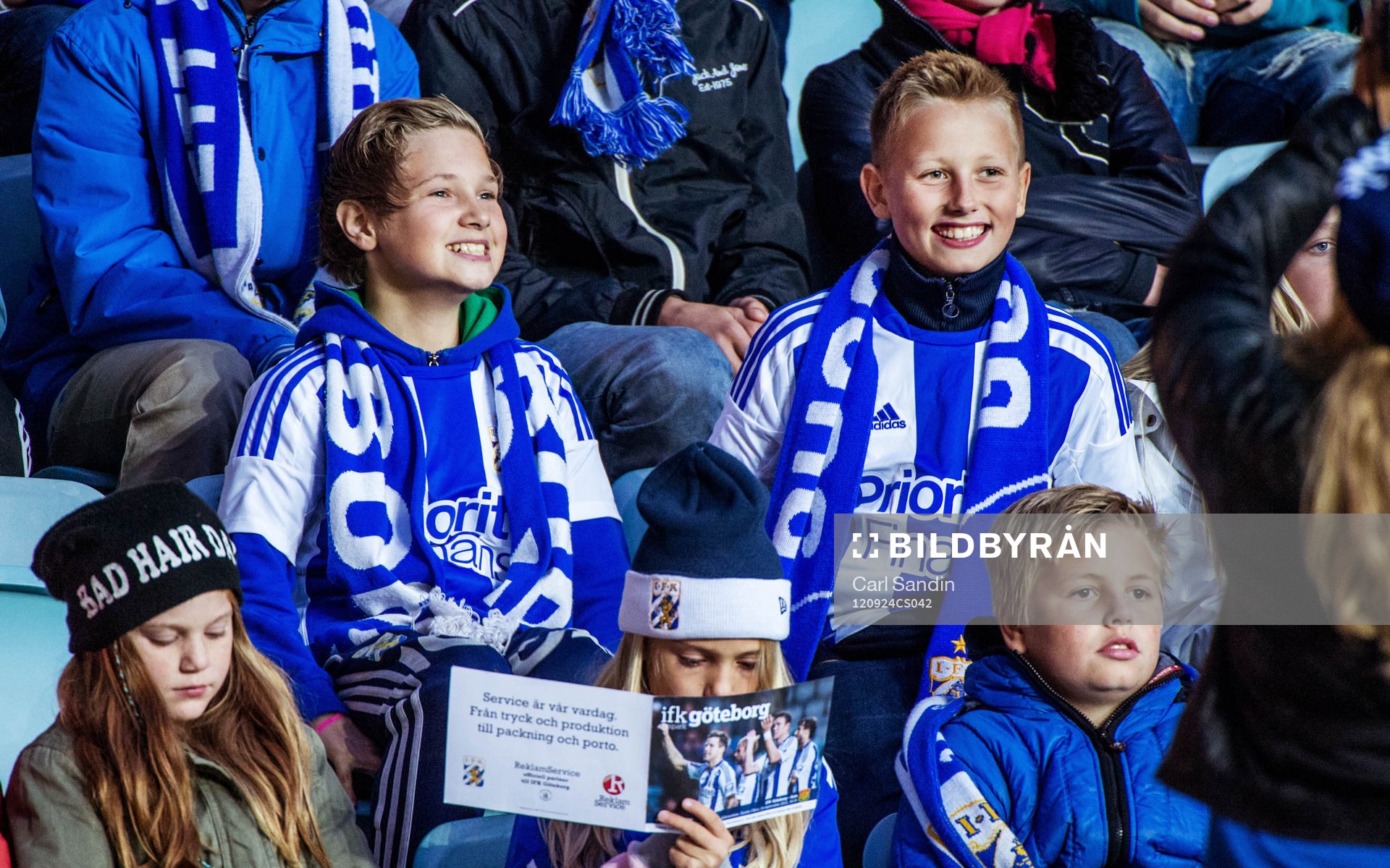 Unga supportrar på läktaren. IFK Göteborg Young Fellows