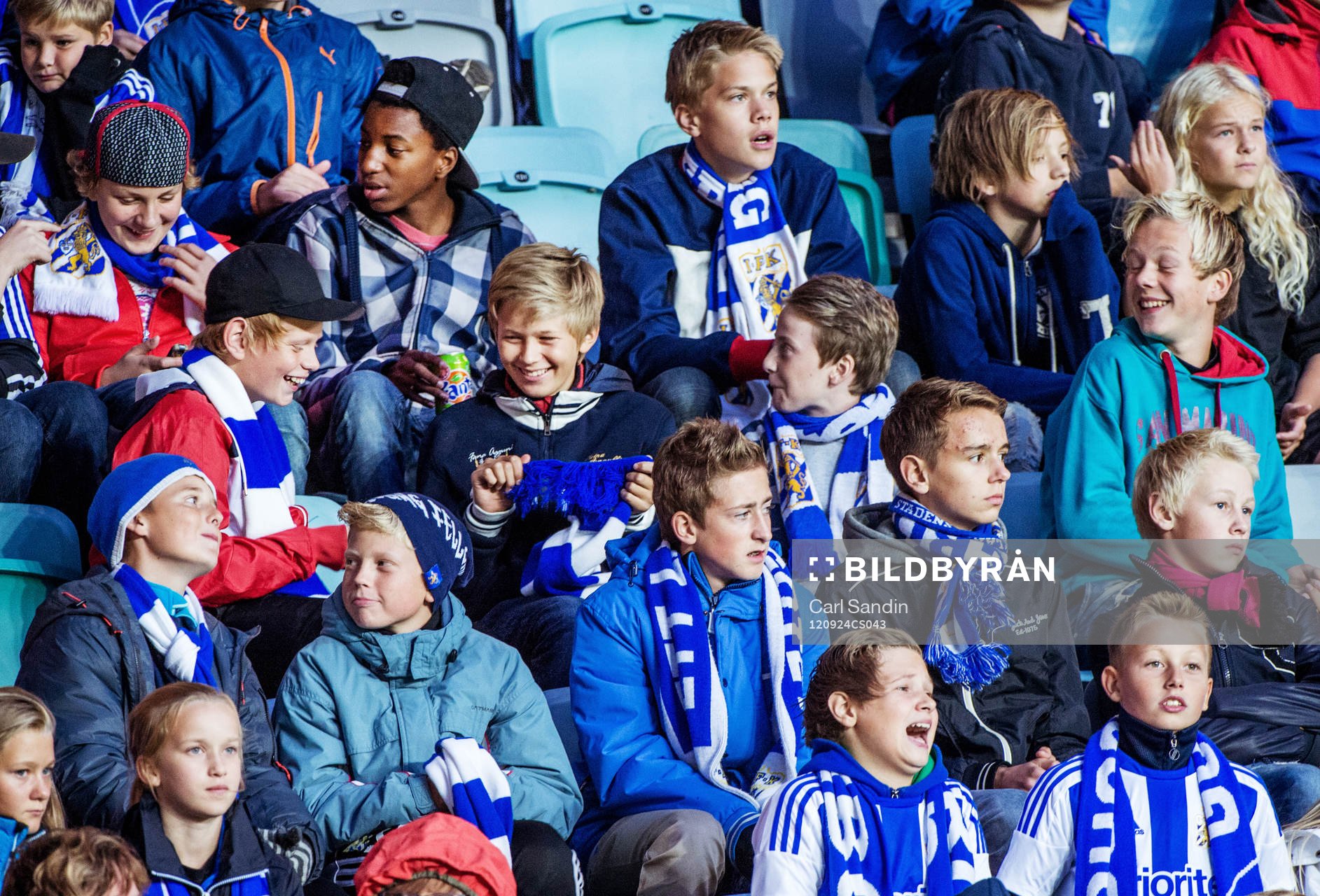 Unga supportrar på läktaren. IFK Göteborg Young Fellows