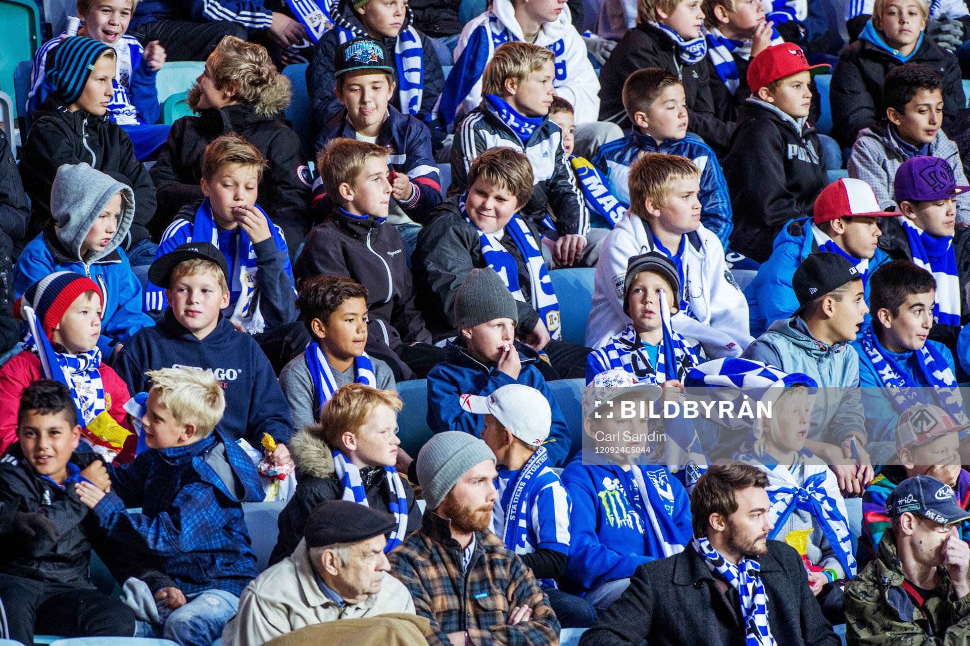 Unga supportrar på läktaren. IFK Göteborg Young Fellows