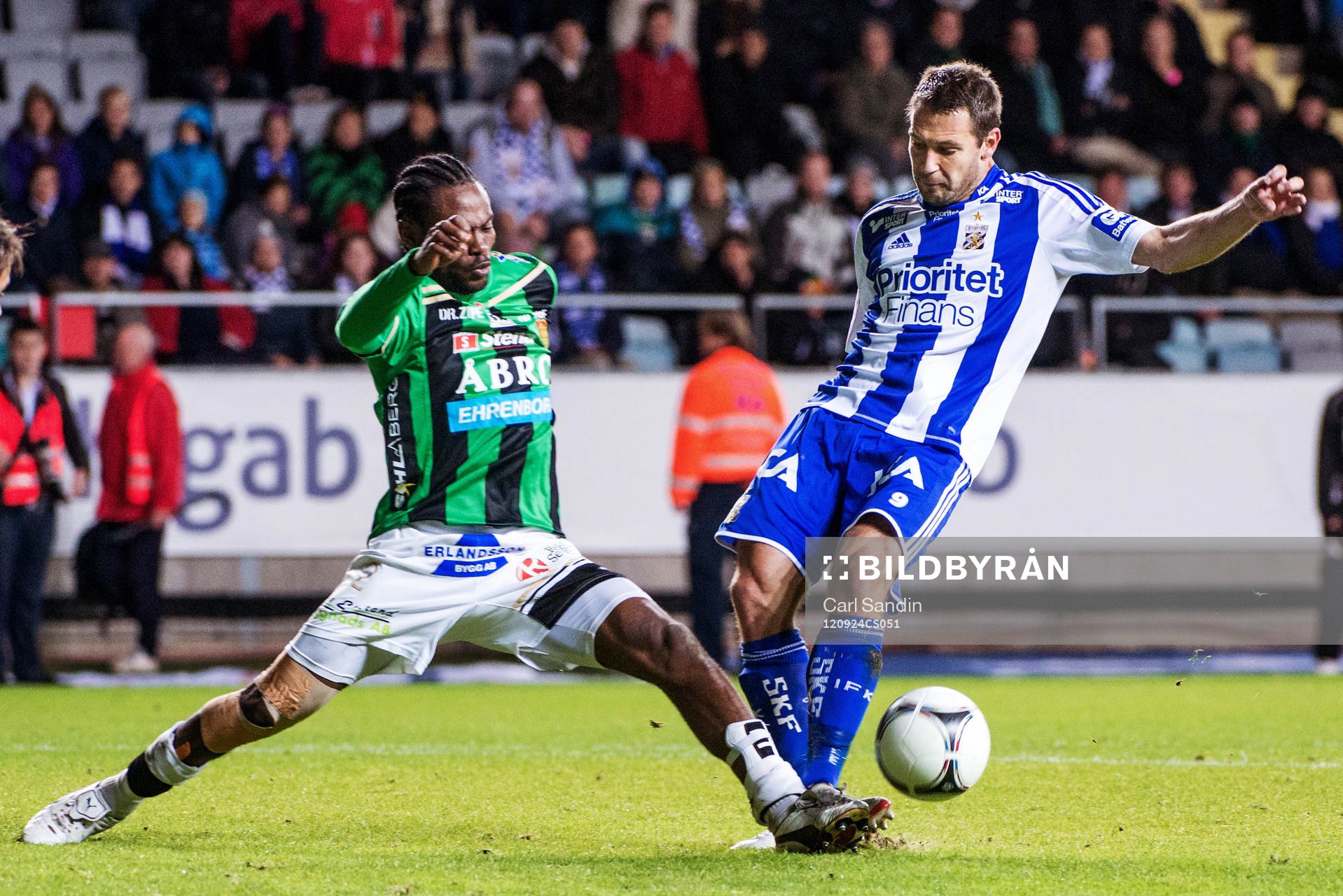 Richard Ntomba Ekunde, GAIS, går in och bryter et