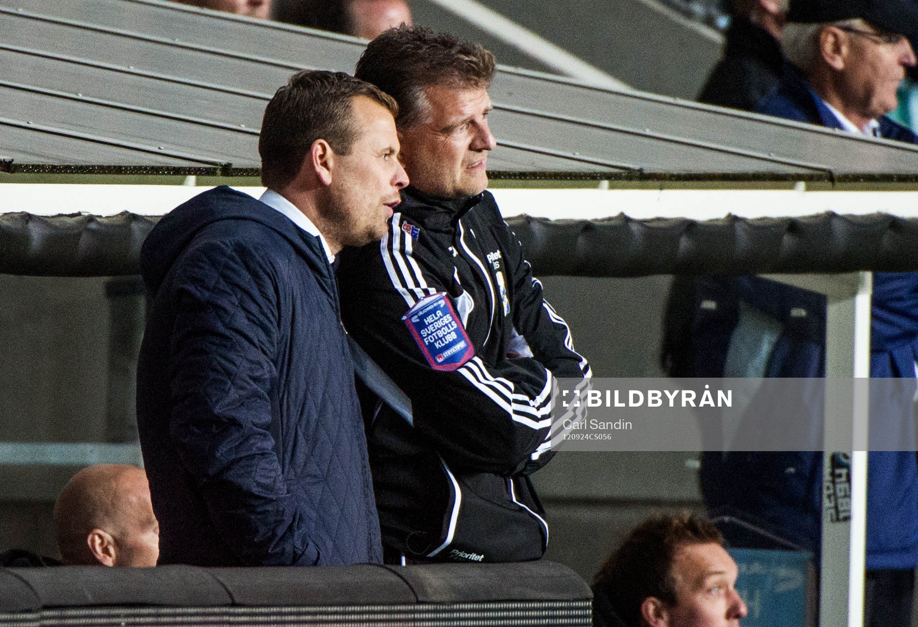 Mikael Stahre, tränare, pratar med Magnus Edlund,