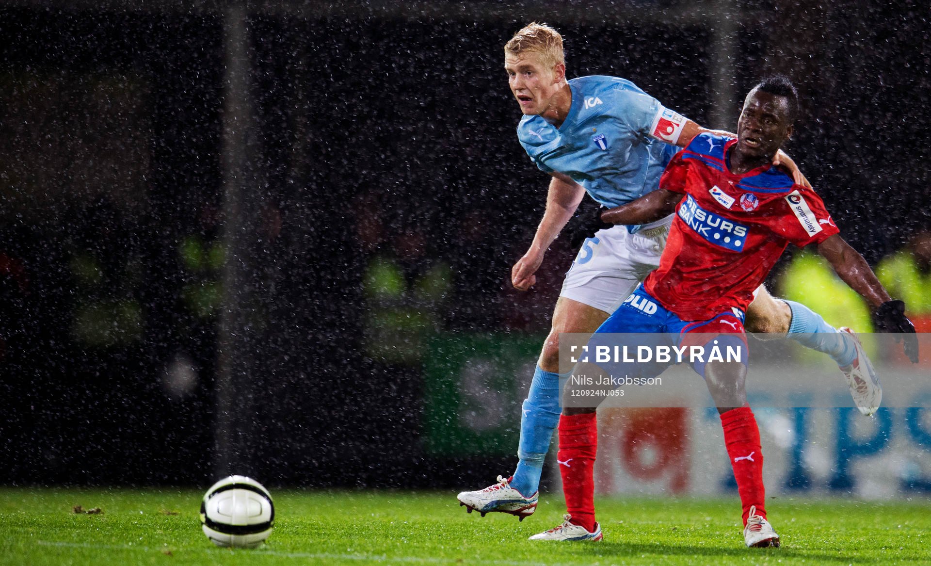 Fotboll, allsvenskan, Helsingborg - Malmö FF: Filip Helander, Malmö FF, David Accam, Helsingborg.