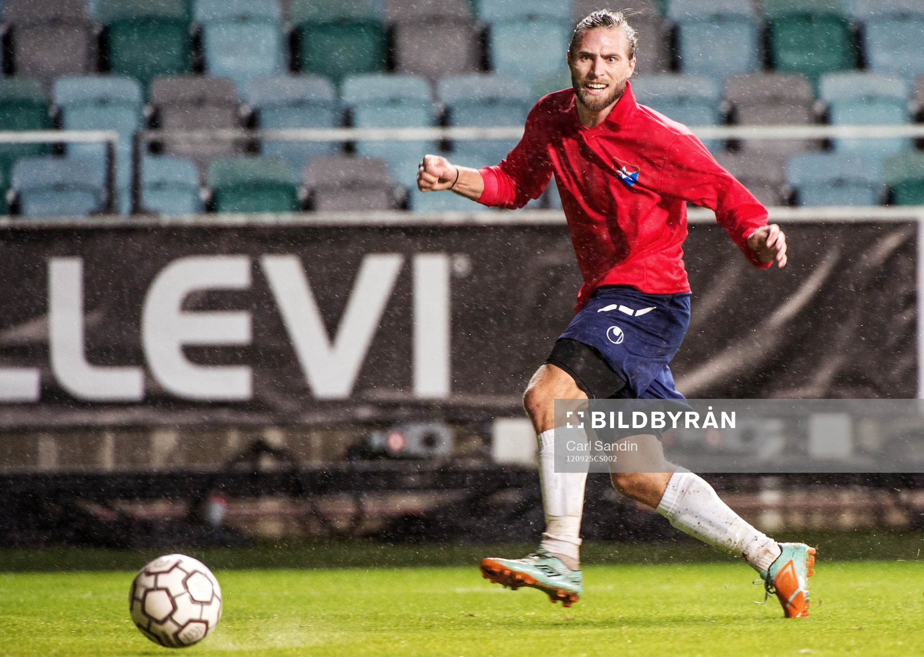 Emil Karlsson, Örgryte, skjuter mot mål