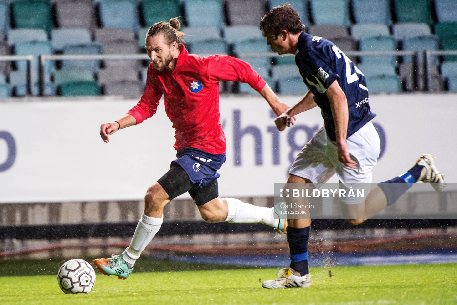 Emil Karlsson, Örgryte, avancerar mot mål tätt följd av