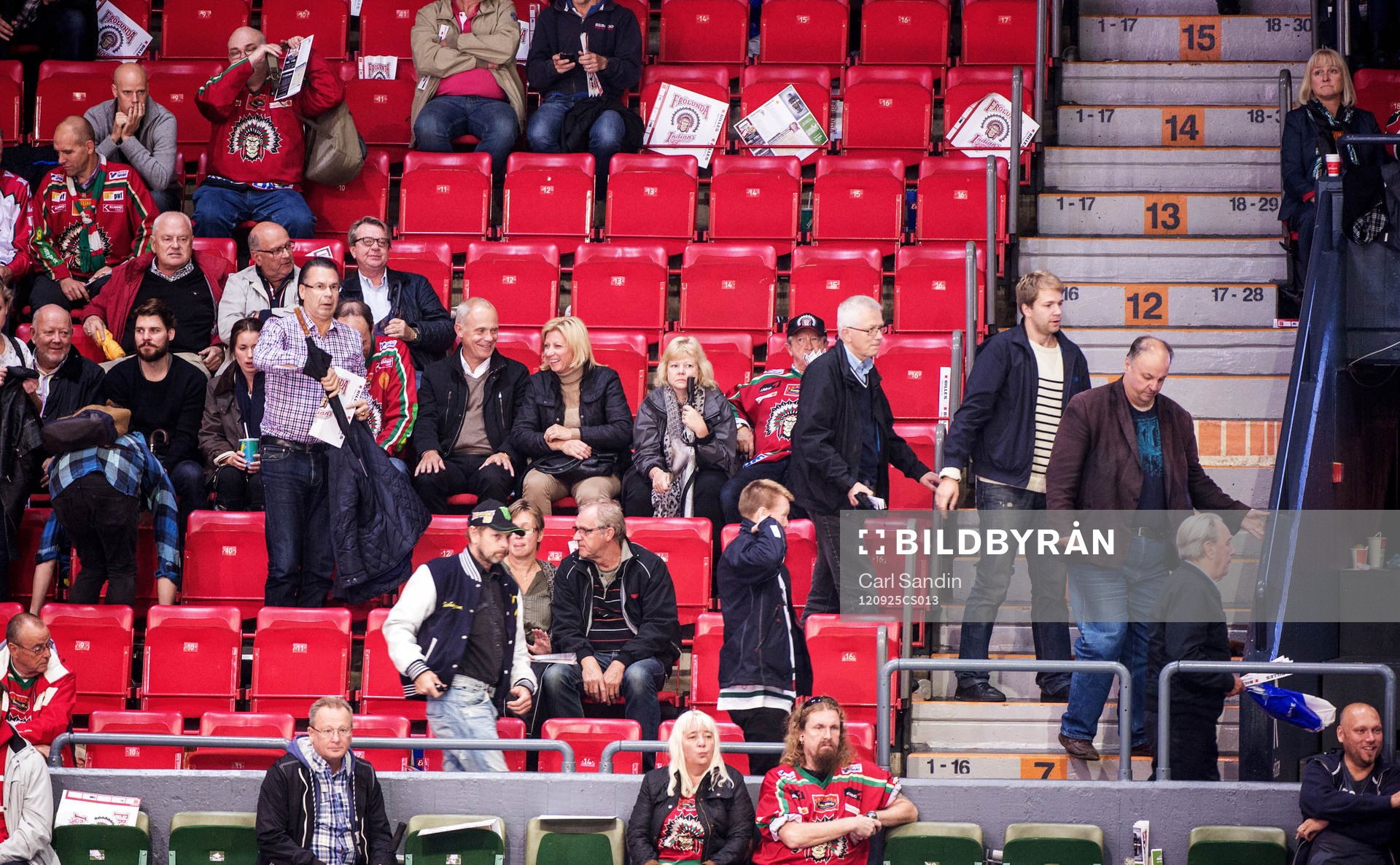 Publiken lämnar sina platser innan matchen är slut