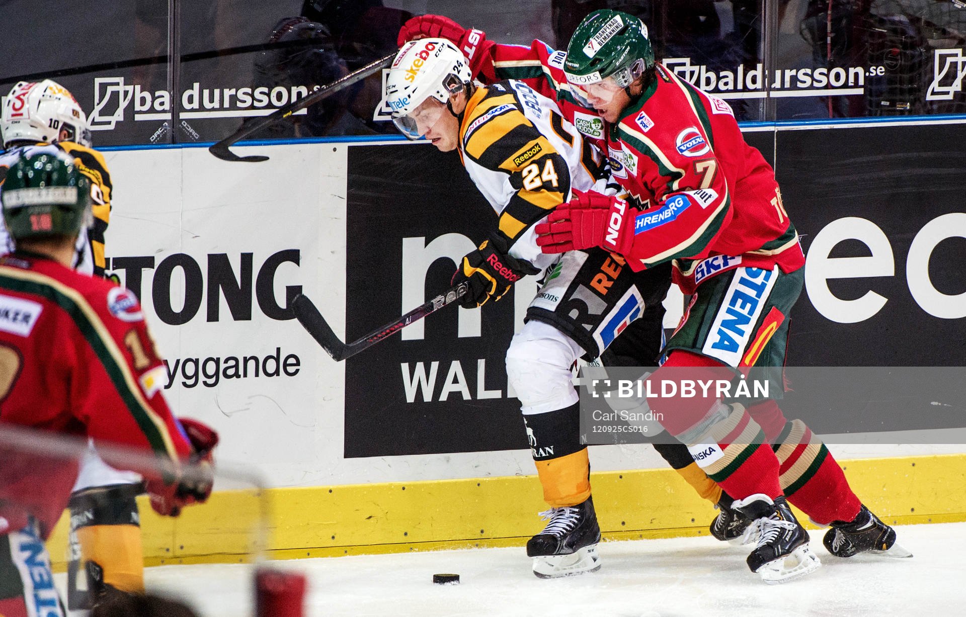 Henrik Tömmernes, Frölunda, hänger över Oscar Lindberg,