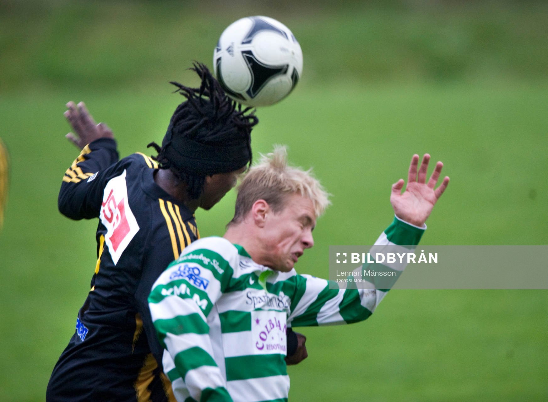 Fotboll, division 3, VMA - IFK Hässleholm: Ayanda Nkili, IFK Hässleholm och Joel Wedenell, VMA