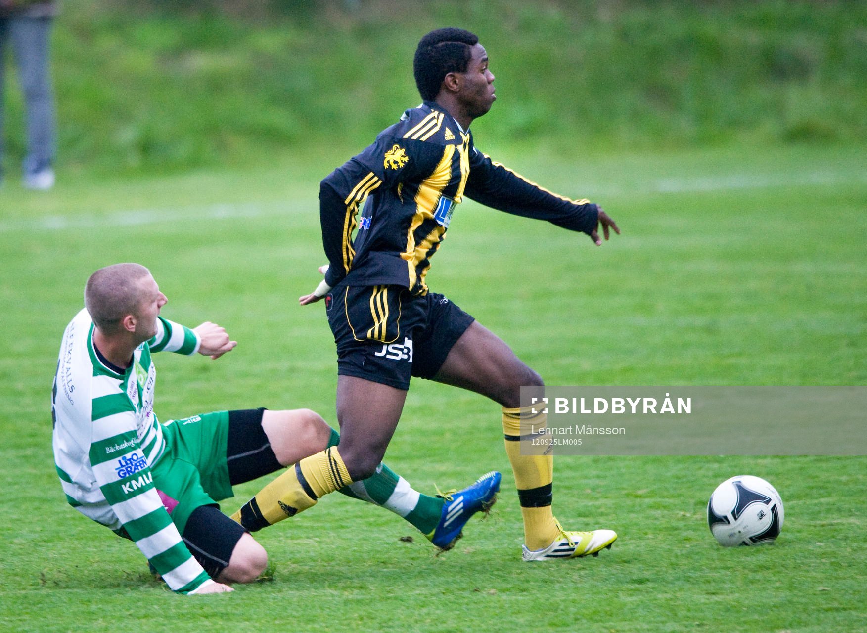 Fotboll, division 3, VMA - IFK Hässleholm: Utvisning, Mattias Kardum, VMA, visas ut efter denna kapning av Edem Hetcheli, IFK Hässleholm