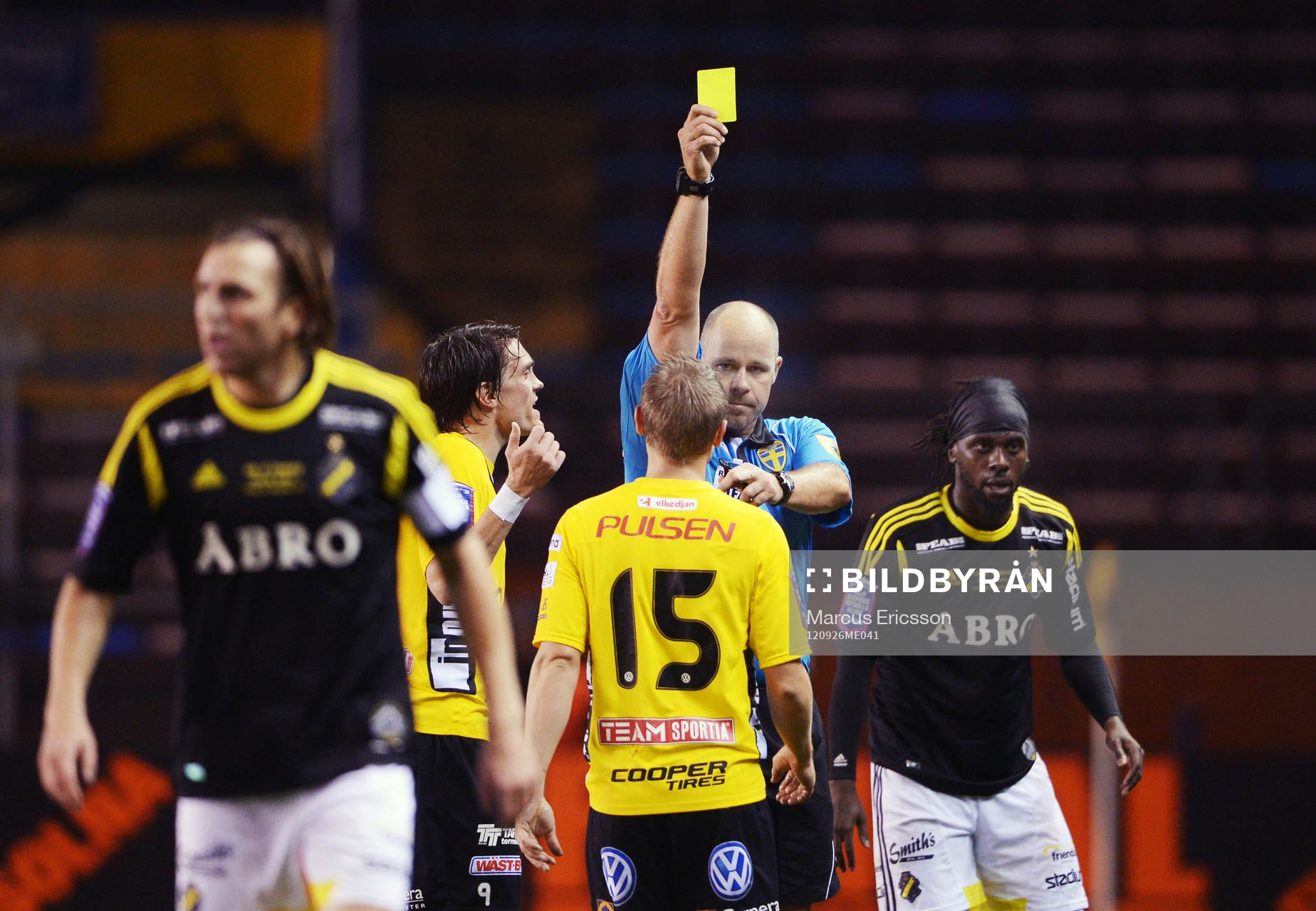 Martin Hansson, domare, delar ut gult kort