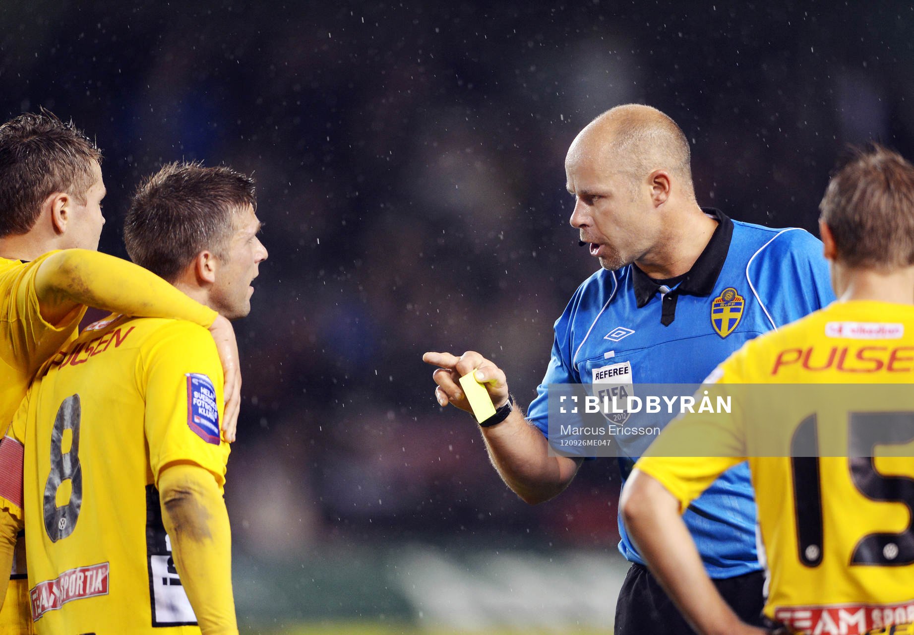 Anders Svensson, Elfsborg, har retat upp Martin Hansson,