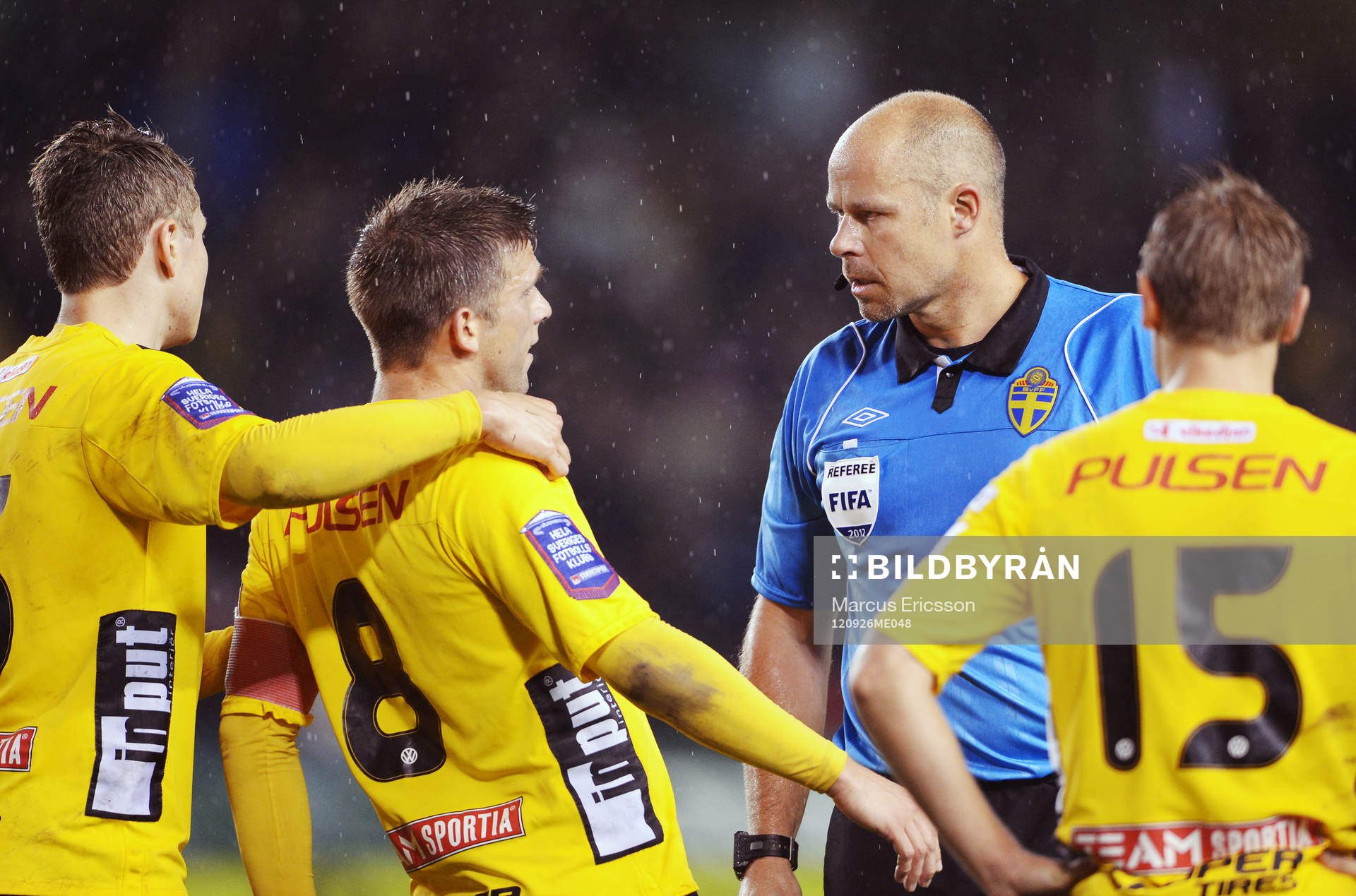 Anders Svensson, Elfsborg, har retat upp Martin Hansson,