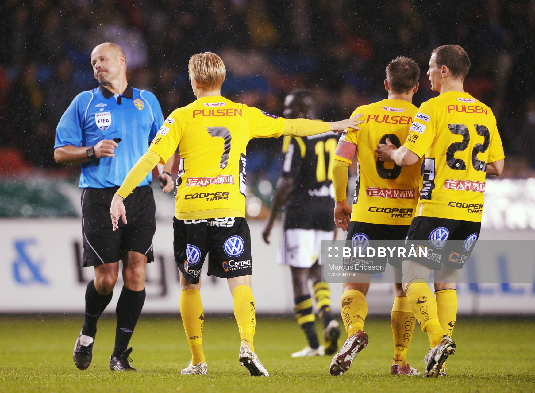 Anders Svensson, Elfsborg, har retat upp Martin Hansson,